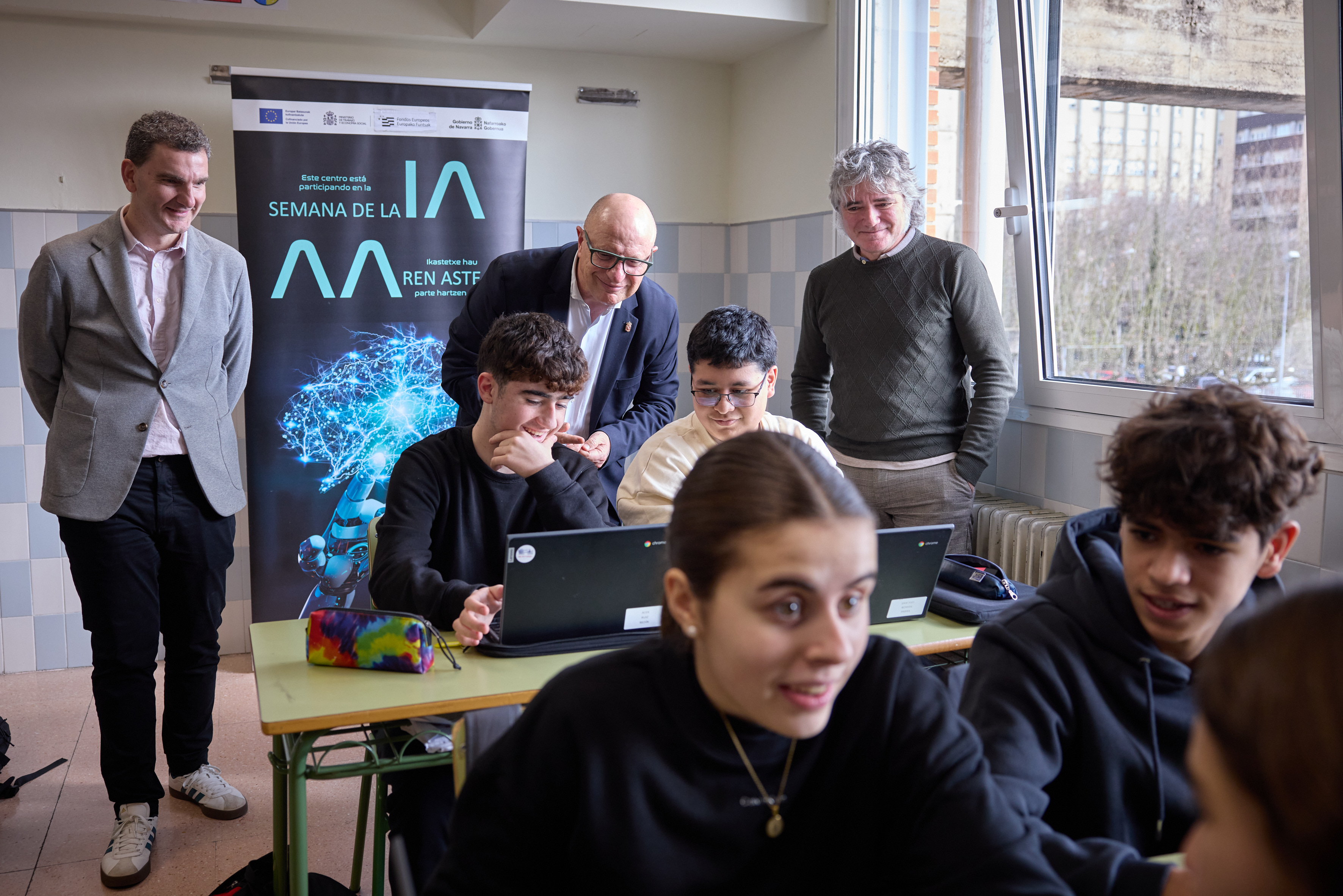 El consejero Gimeno junto al director general de Digitalización y Servicios 
Educativos, Luis Calatayud, y personal y alumnado del IES Barañáin.