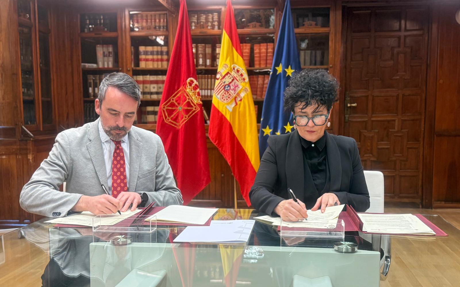 En la imagen, el secretario de Estado de Justicia, Manuel Olmedo y la 
consejera de Interior, Función Pública y Justicia, Inma Jurío