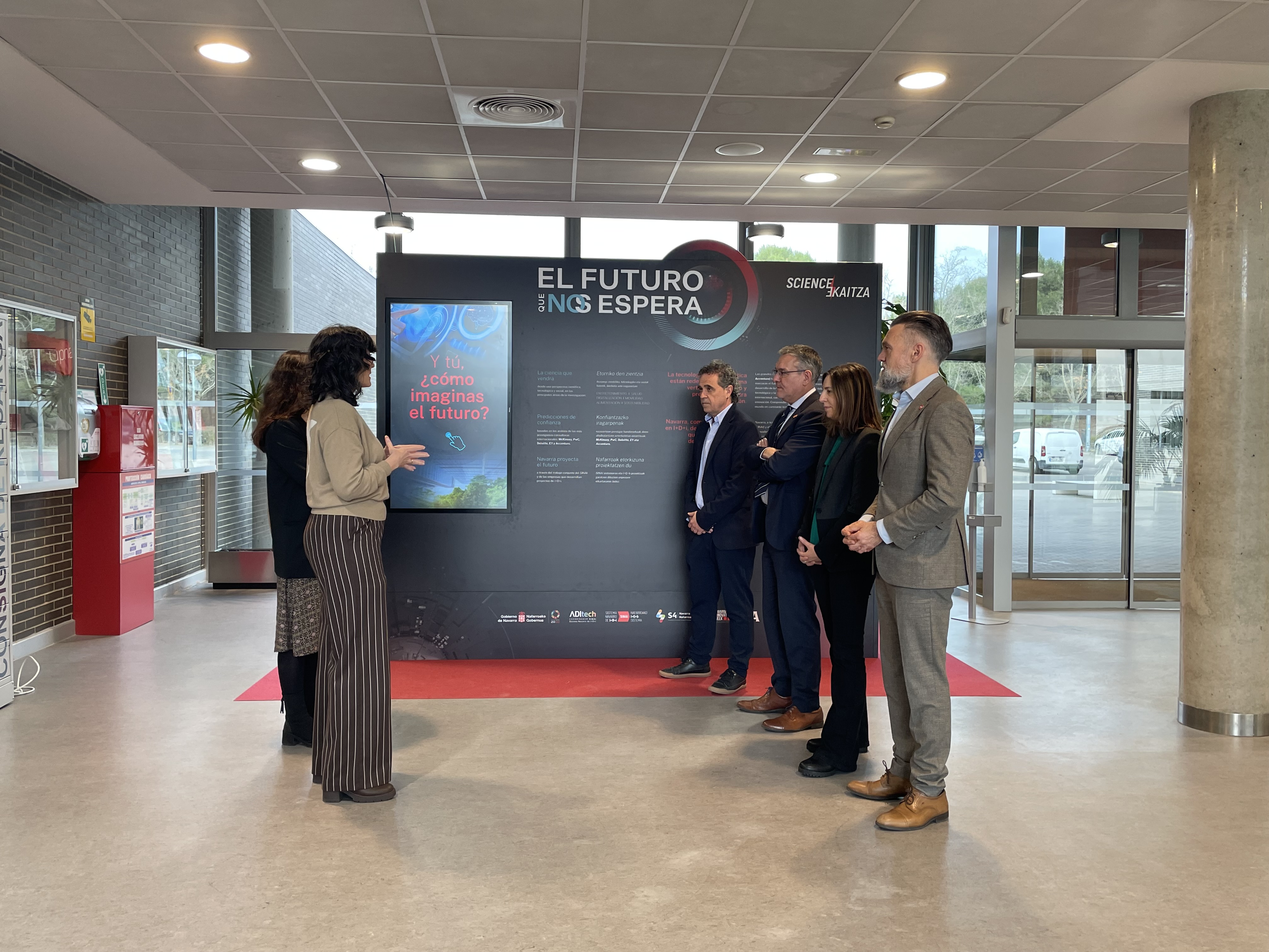 El consejero García visita la exposición. 