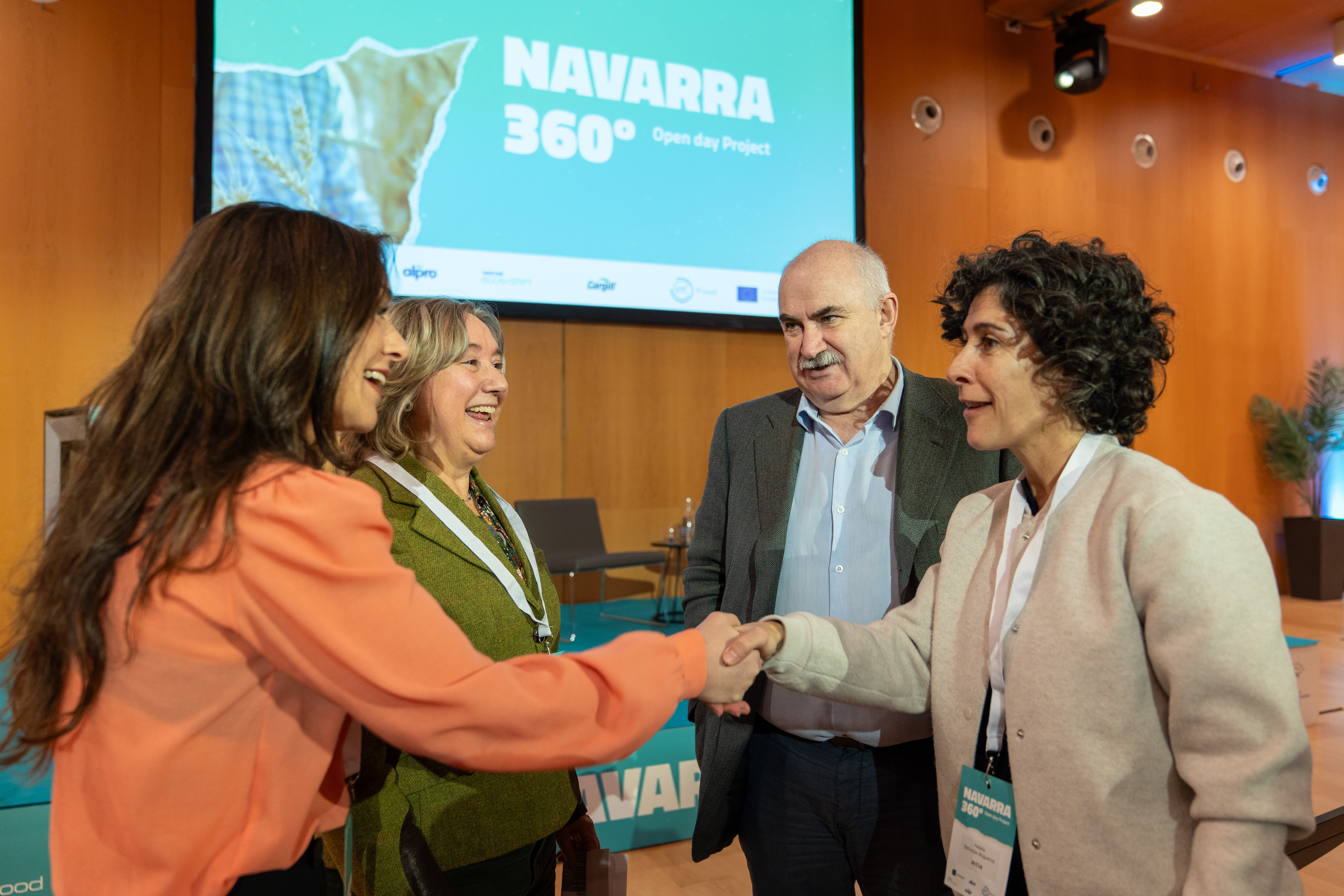 De izda a dcha: Elvira Domingo y Begoña Pérez Villarreal (directivas del 
consorcio EIT Food), el consejero Aierdi y la gerente de Intia, Natalia 
Bellostas.