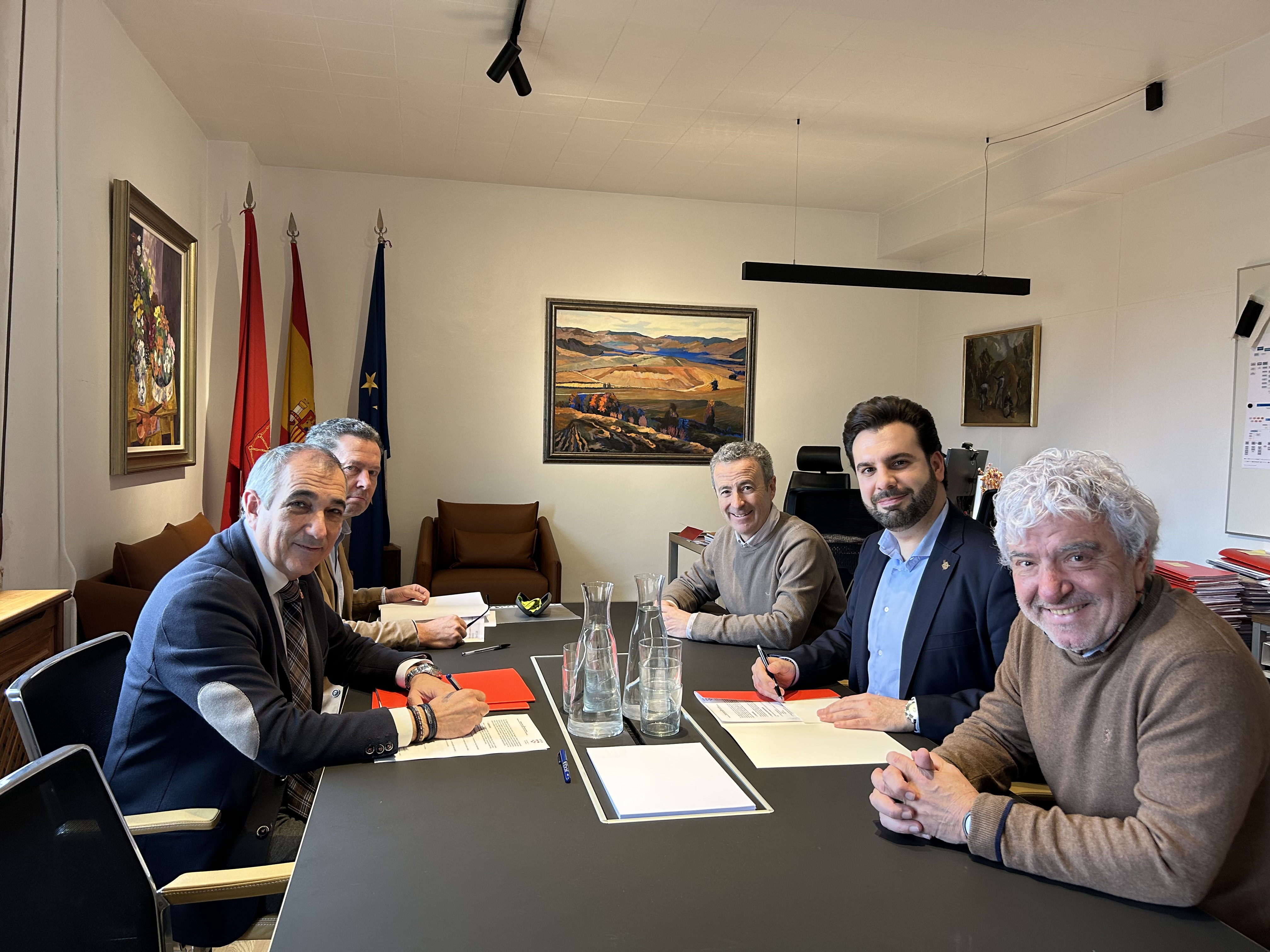 De izda a dcha: el consejero Chivite; el director del Servicio de 
Territorio y Paisaje, Rafael Araujo; el arquitecto director del equipo 
redactor del PGM de Zizur Mayor, Luis Turiel; el alcalde Gondán, y el 
abogado del equipo redactor, Héctor Nagore.