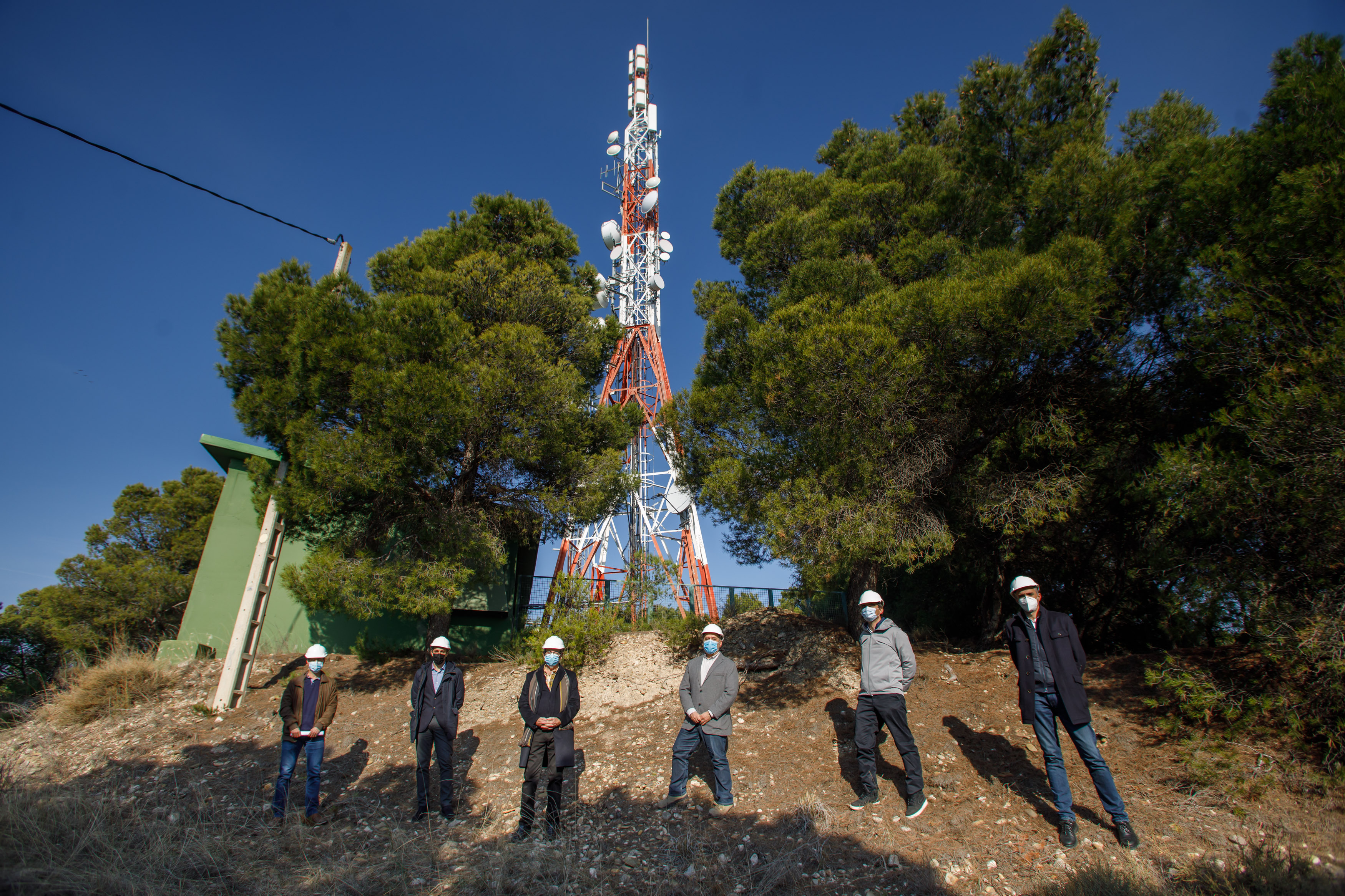 El consejero de Cigudosa y el resto de participantes en la visita, ante la 
antena de Cabanillas.