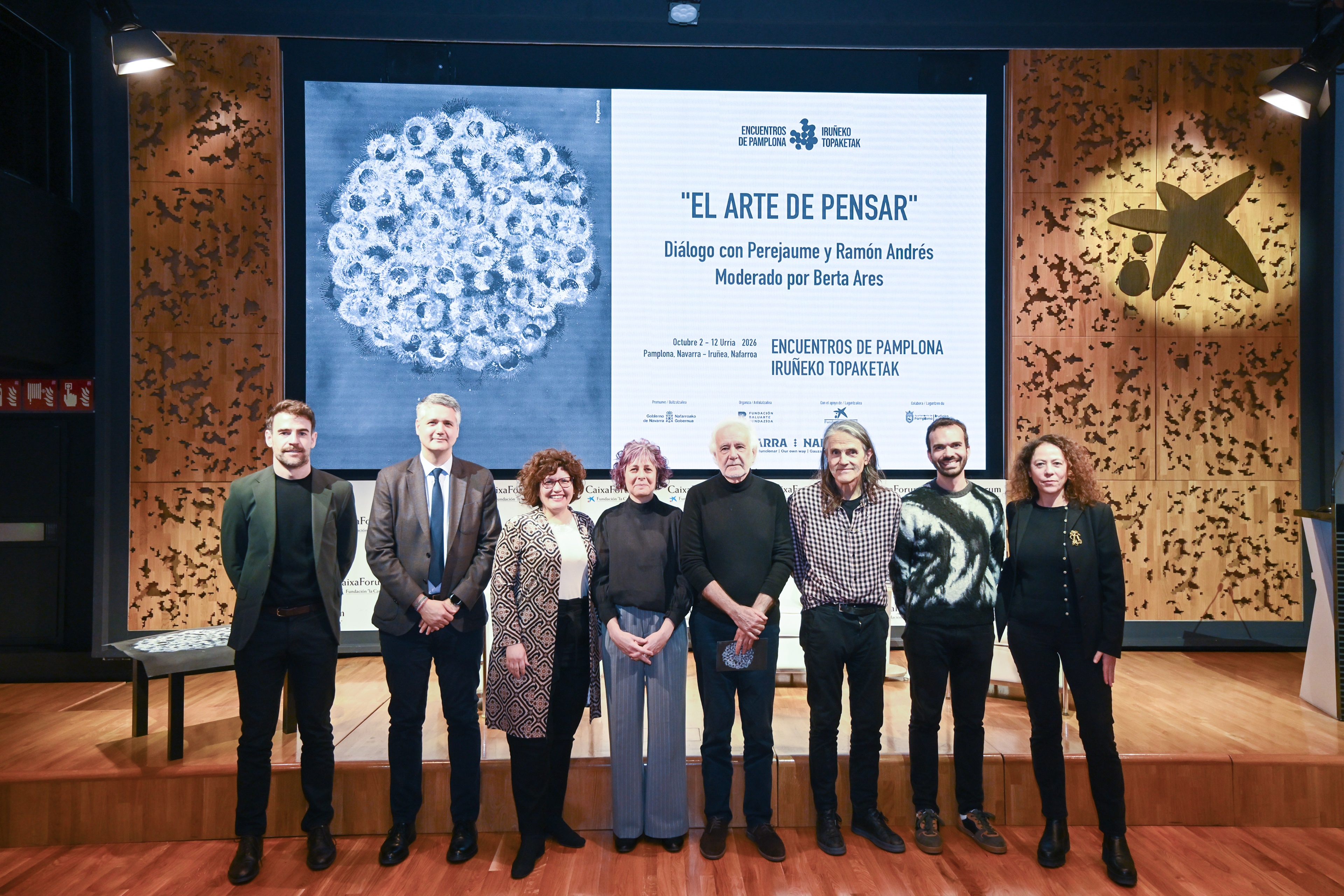 imagen De izq. a dcha.: el director gerente de Fundación Baluarte, Rubén Jauquicoa; el director general de Cultura, Igancio Apezteguía; la directora de CaixaForum Madrid, Isabel Fuentes; la consejera Esnaola; el director de los Encuentros, Ramón Andrés; el artista Perejaume; el director de Cultura del Ayuntamiento de Pamplona, Íñigo Gómez; y la subdirectora del programa, Berta Ares