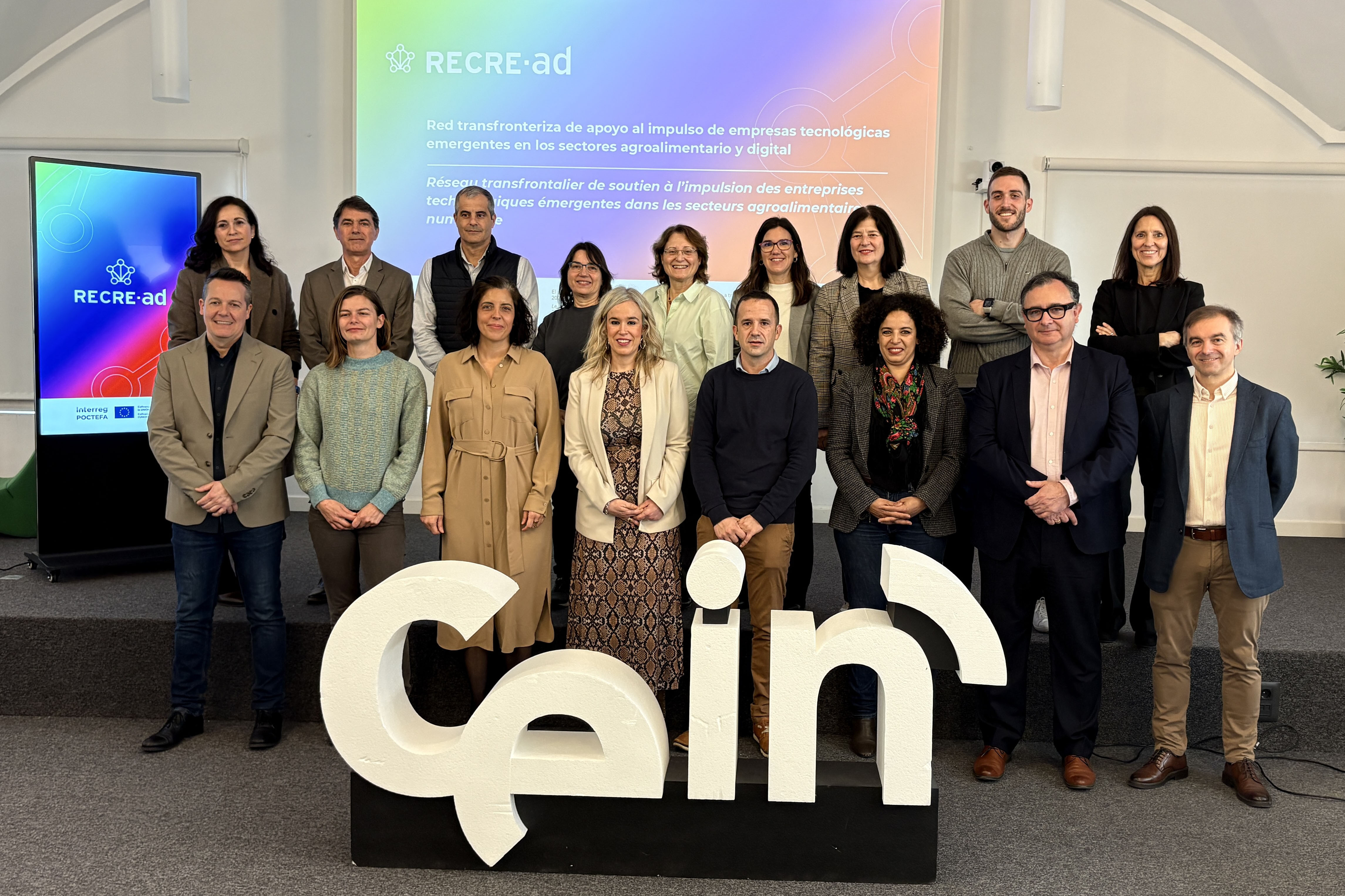 imagen La directora general Transición Energética y Digital, I+D+i Empresarial y Emprendimiento, Garbiñe Basterra, y la directora gerente de CEIN, Uxue Itoiz, junto al resto de representantes de las comunidades socias del proyecto.