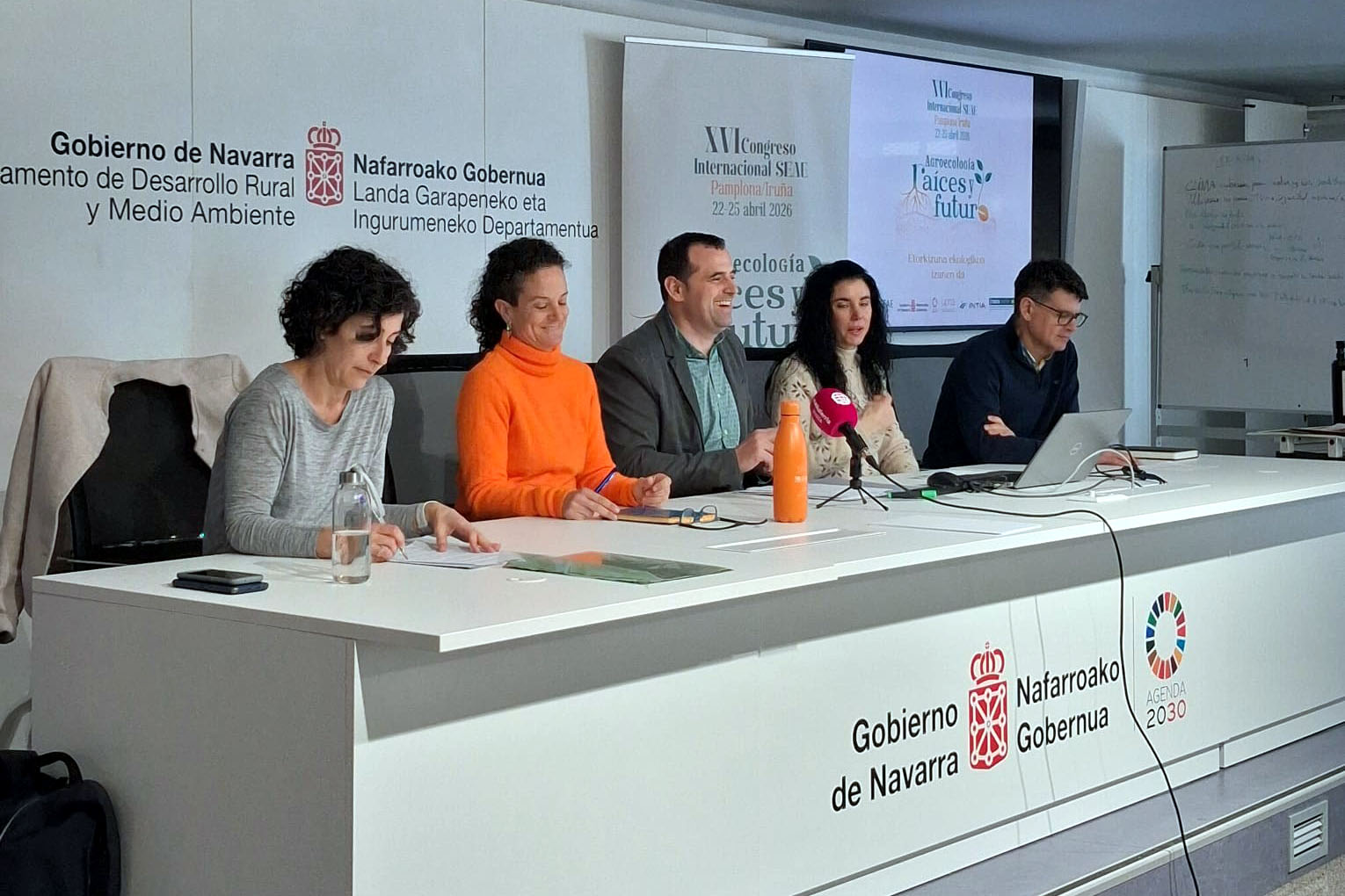 imagen De izda. a dcha: Natalia Bellostas (Intia), Helena Cifre (SEAE), Rubén Goñi (director general de Desarrollo Rural), Mari Jose Arrondo (CPAEN) y Alberto Enrique (UPNA)