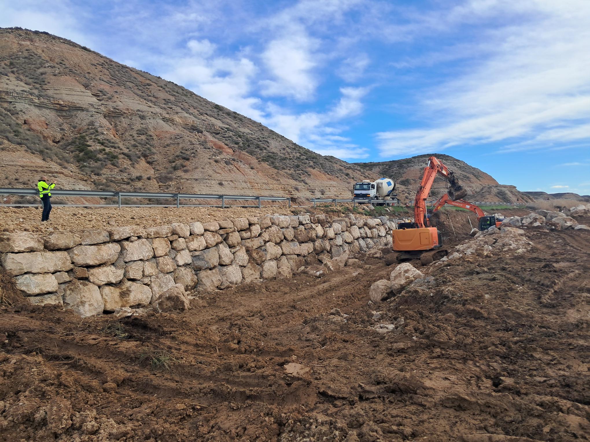 imagen Maquinaria trabajando en la escollera de la N-126.