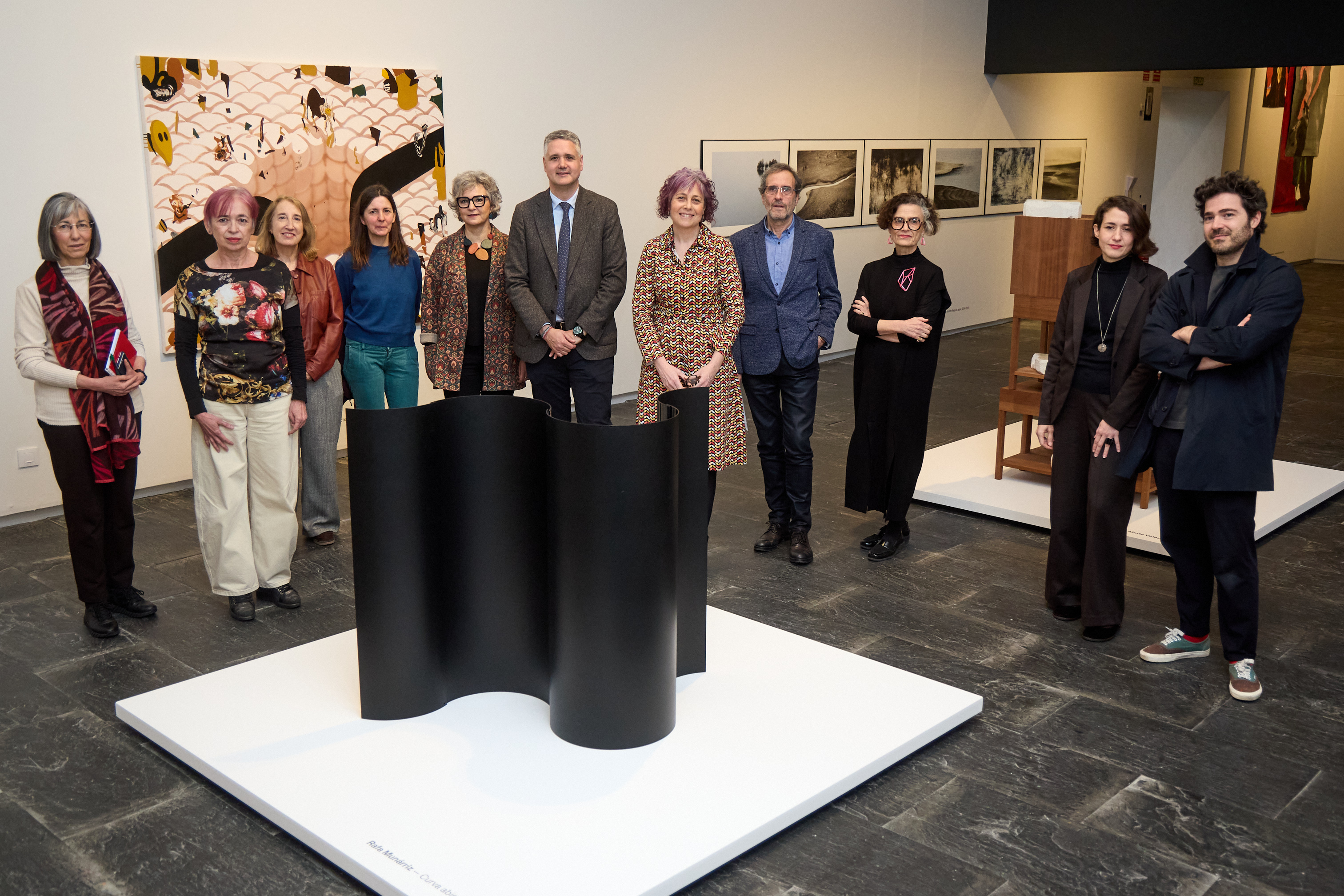 imagen La consejera Esnaola, junto al director general de Cultura, Ignacio Apezteguía; la directora del Museo de Navarra, Mercedes Jover; el comisario de la muestra, Javier Balda; y autores de algunas de las obras de la exposición