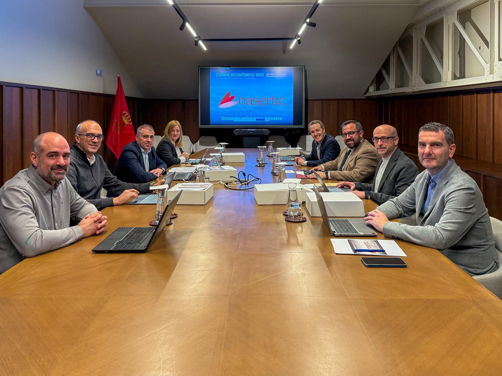 imagen De izquierda a derecha, Luis Tarrafeta, Francisco Javier Echarte, Ignacio Brun, Miriam Martón, Luis Campos, el vicepresidente Javier Remírez, Txerra García de Eulate y Luis Calatayud.