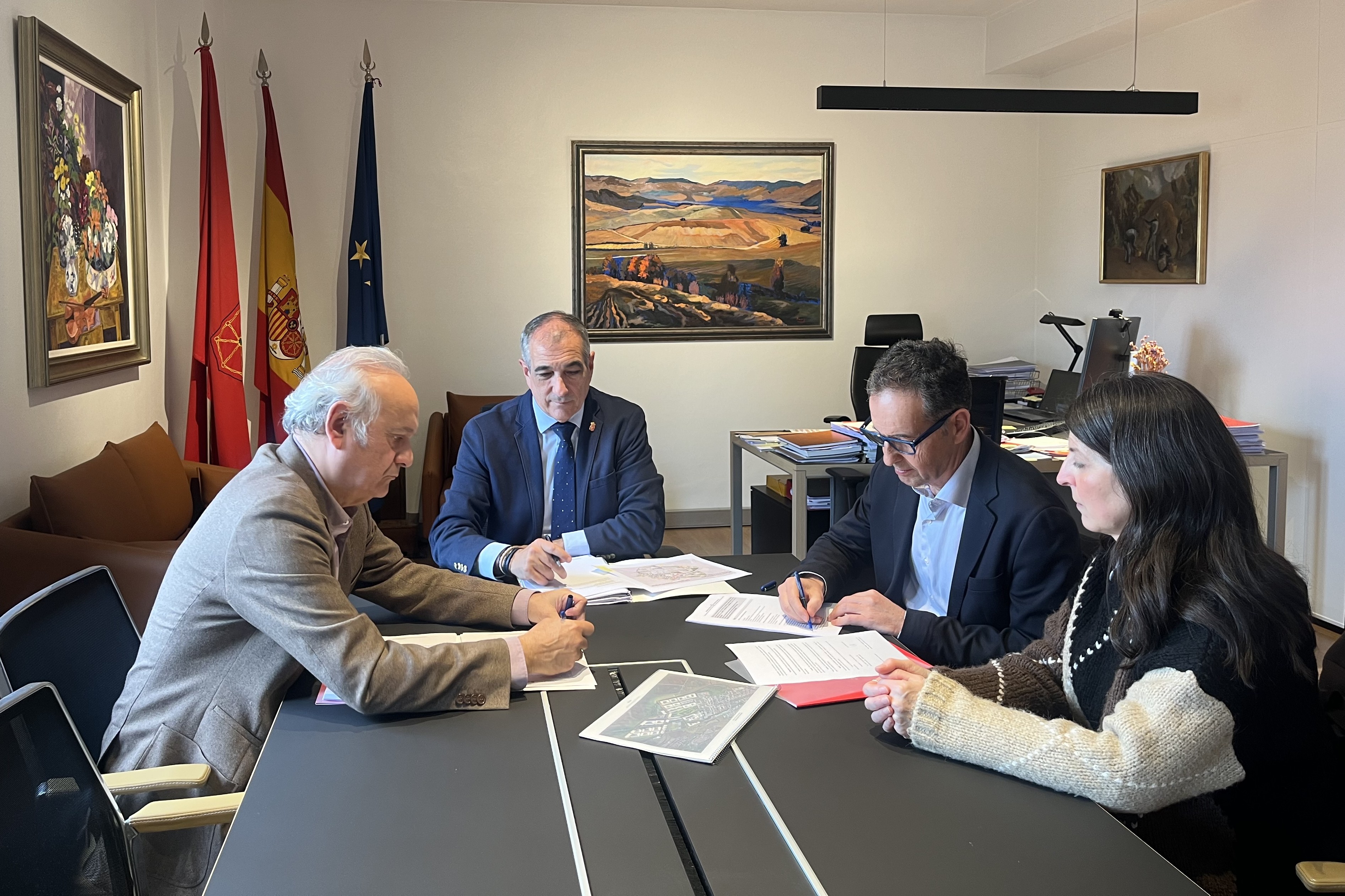 imagen El consejero Óscar Chivite durante la firma del contrato para la redacción de la ampliación del PSIS de Sarriguren.