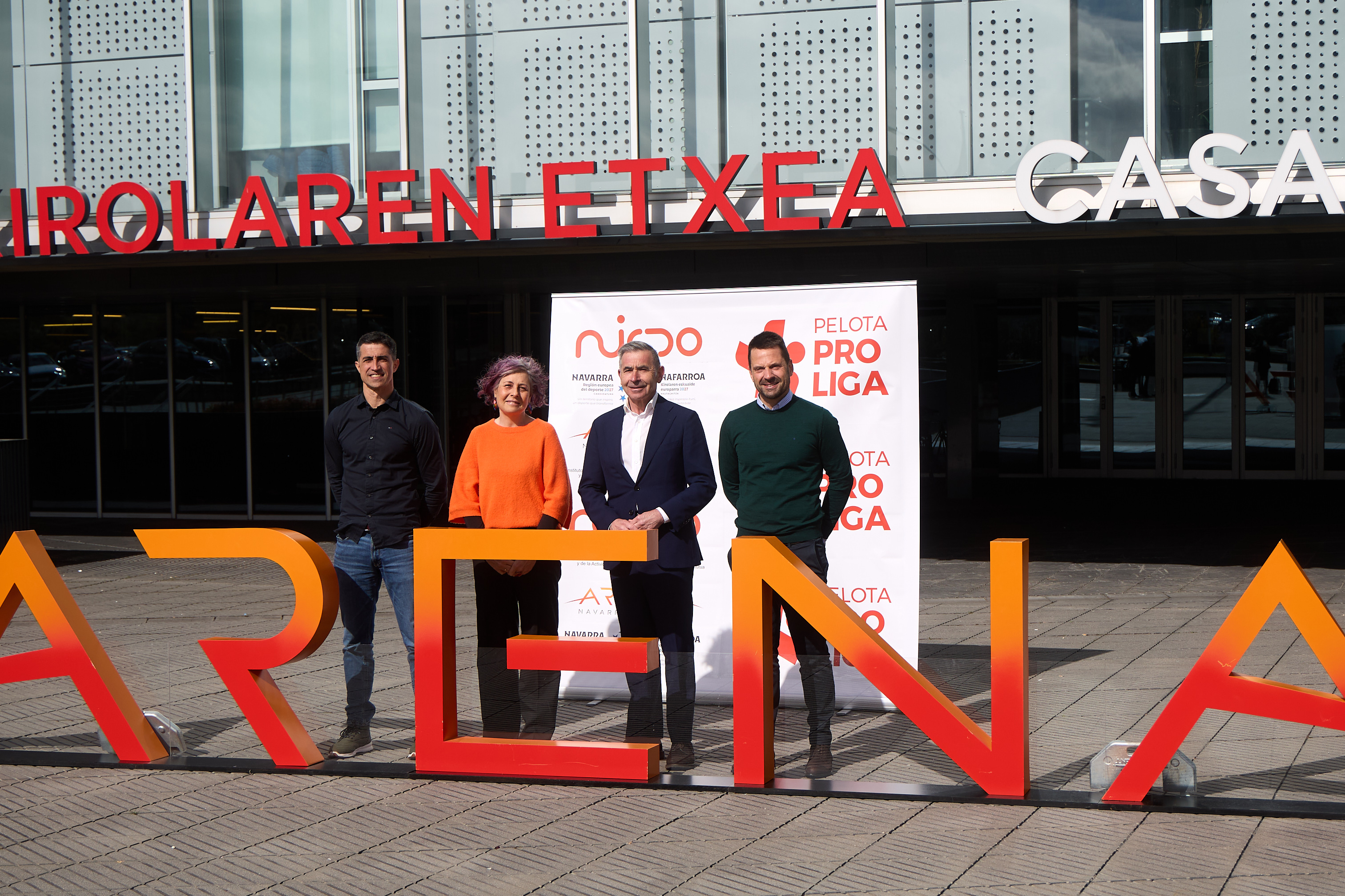 imagen De izquierda a derecha: el subdirector de Atención a Entidades y Rendimiento Deportivo, Xabier Larraya; la consejera Esnaola; el consejero delegado de Pelota Pro Liga, Joserra Garai; y Ramón Urdiáin, director gerente de NICDO