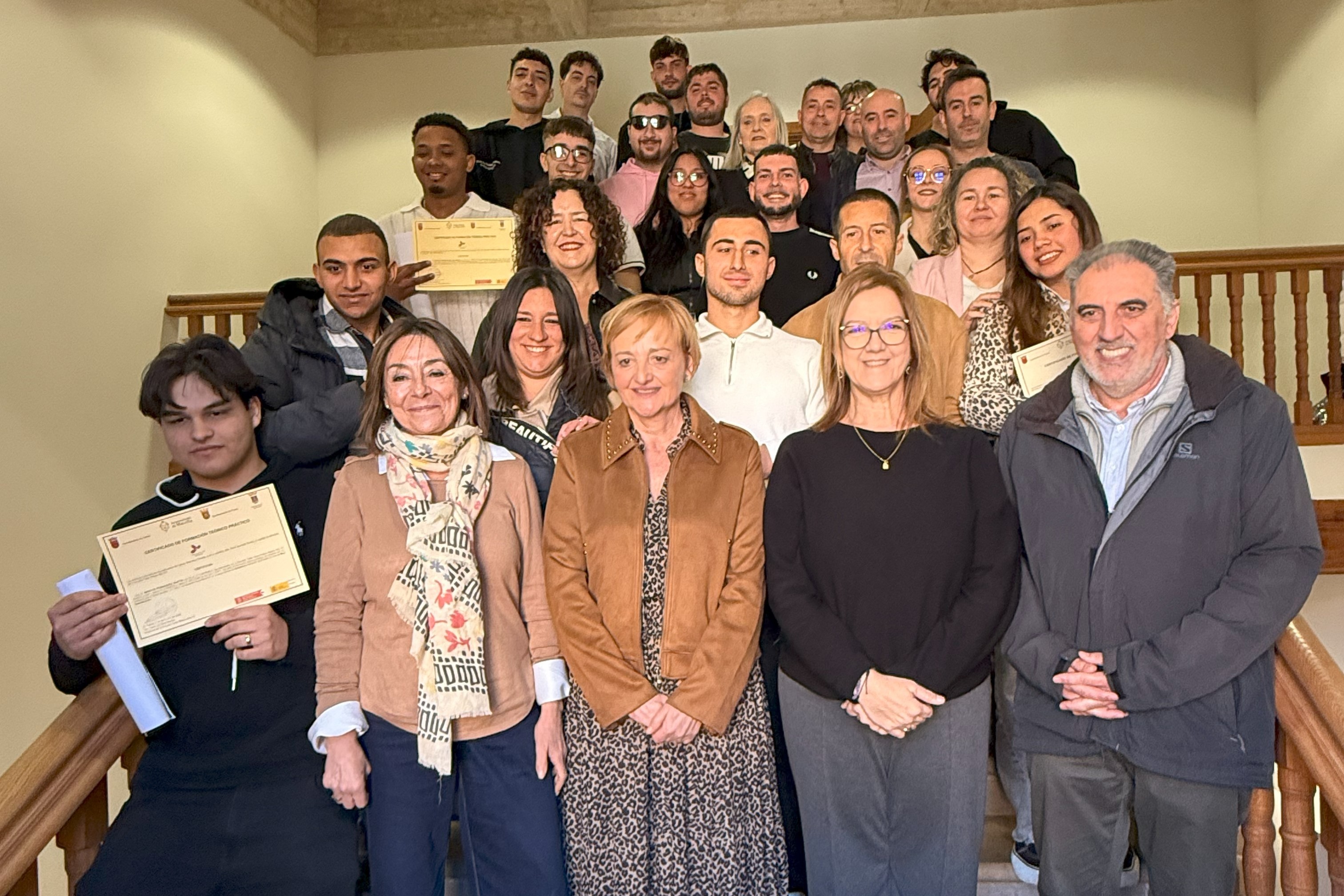 imagen Jóvenes participantes en la Escuela Taller Ribera Alta en la entrega de diplomas. 