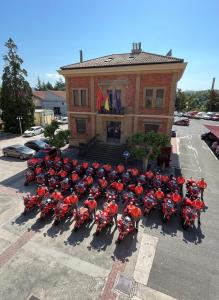 <p style="margin-bottom:11px"><span style="font-size:11pt"><span style="line-height:107%"><span style="font-family:Calibri,sans-serif"><i><span style="font-size:12.0pt"><span style="line-height:107%">Grupo de motoristas de la División de Tráfico en la Comisaría Central de Policía Foral de Pamplona</span></span></i></span></span></span></p>
