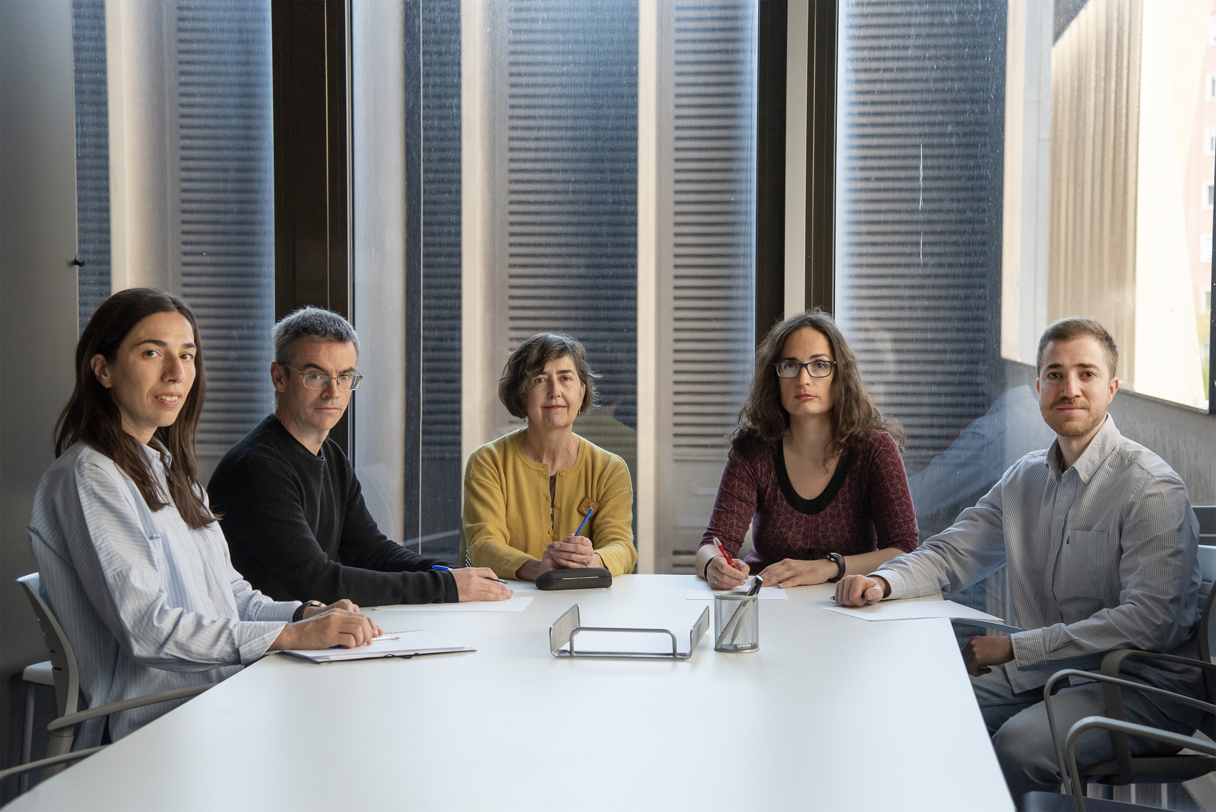 imagen Ezker eskuin.: Glòria Martí, NOUeko neurologa; Josu Delfrade, NOPLOIeko estatistikaria; Elena Erro, NOUeko neurologia ataleko nagusia eta ikerlari nagusia; Esther Vicente, NOPLOIko teknikaria eta&nbsp;Pablo Arrondo Josefina Arregui Klinikako neuropsikologoa.