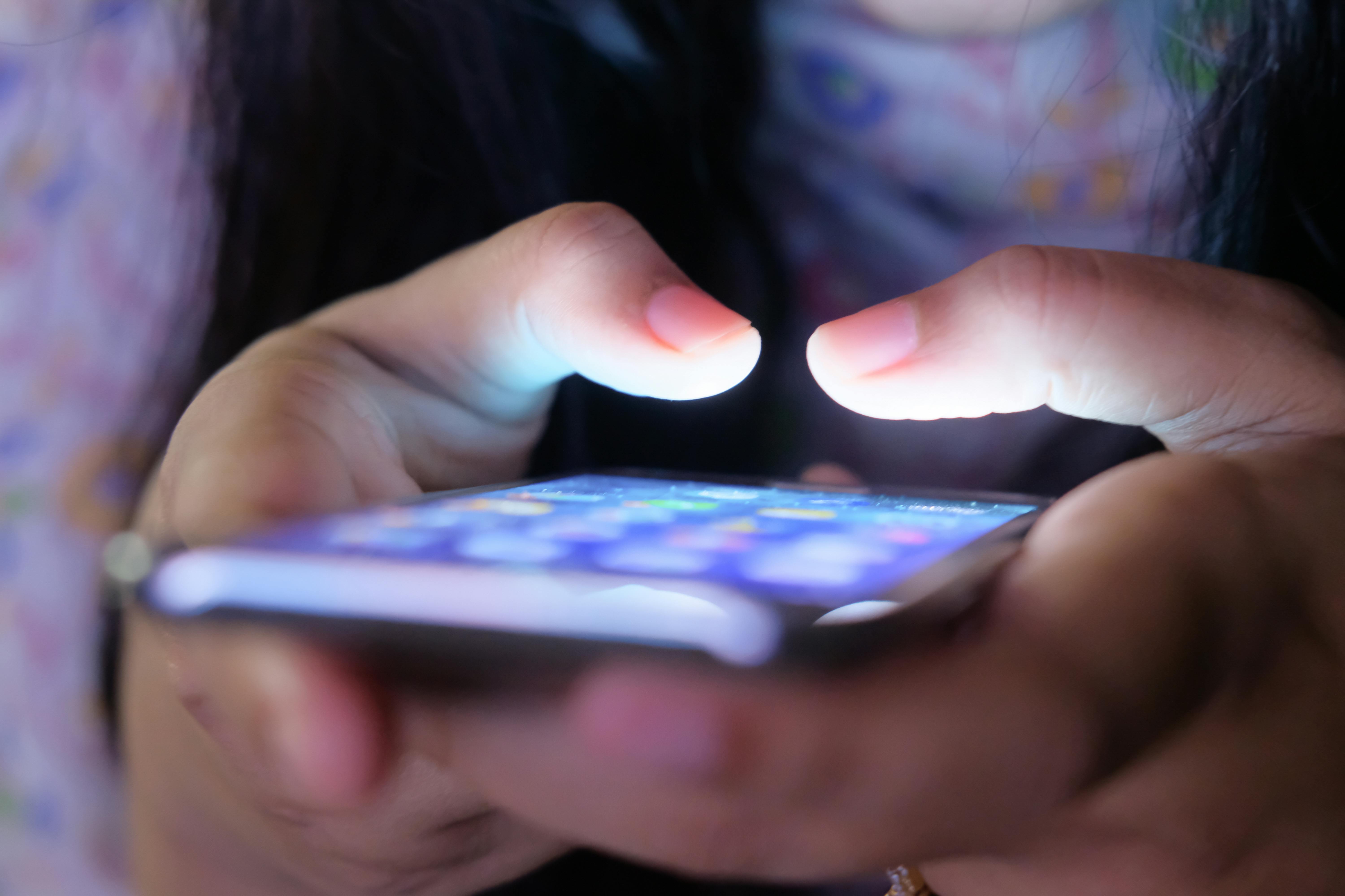 imagen Emakumea telefono mugikorrarekin.