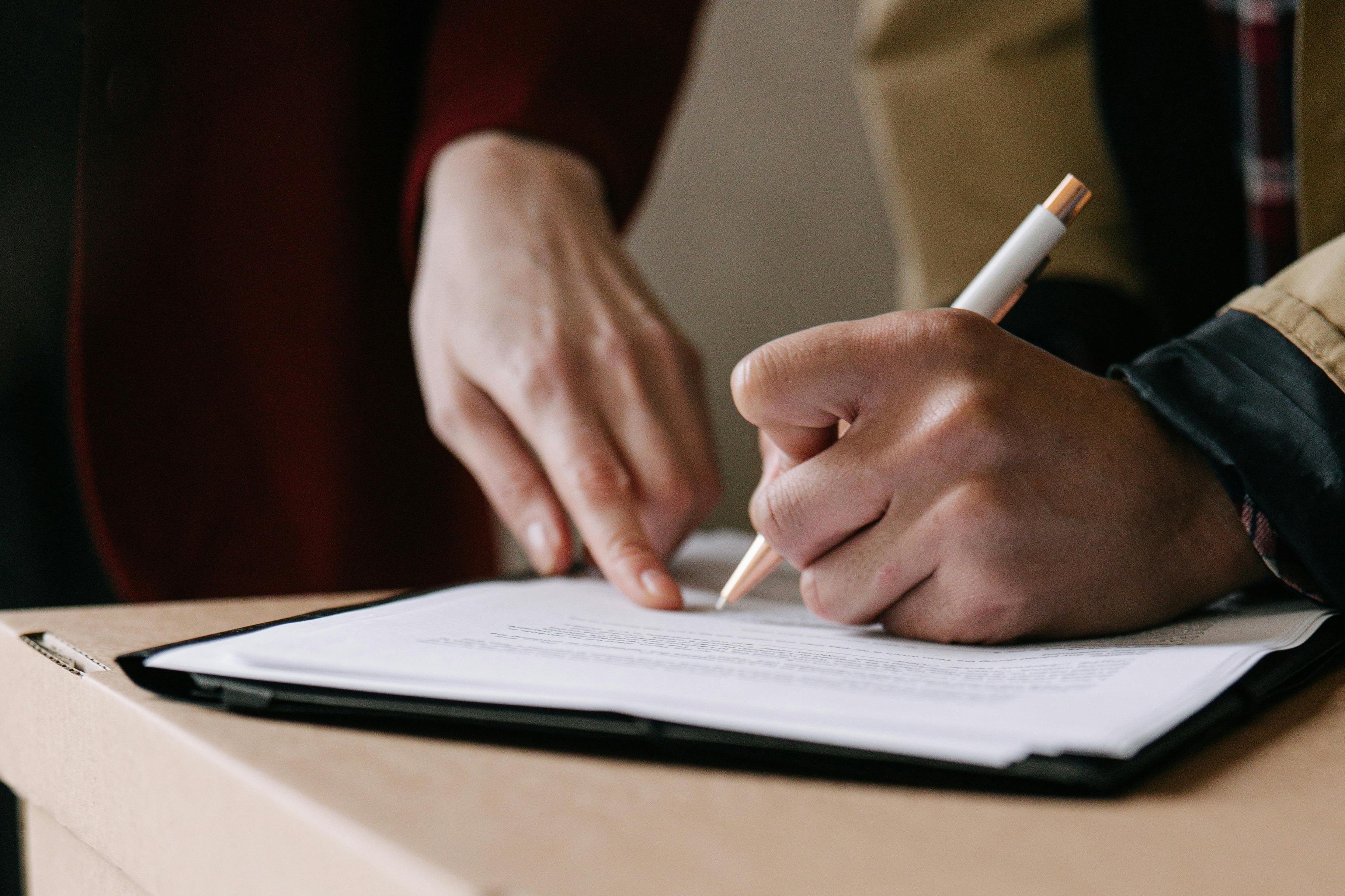 imagen Una persona firmando un documento