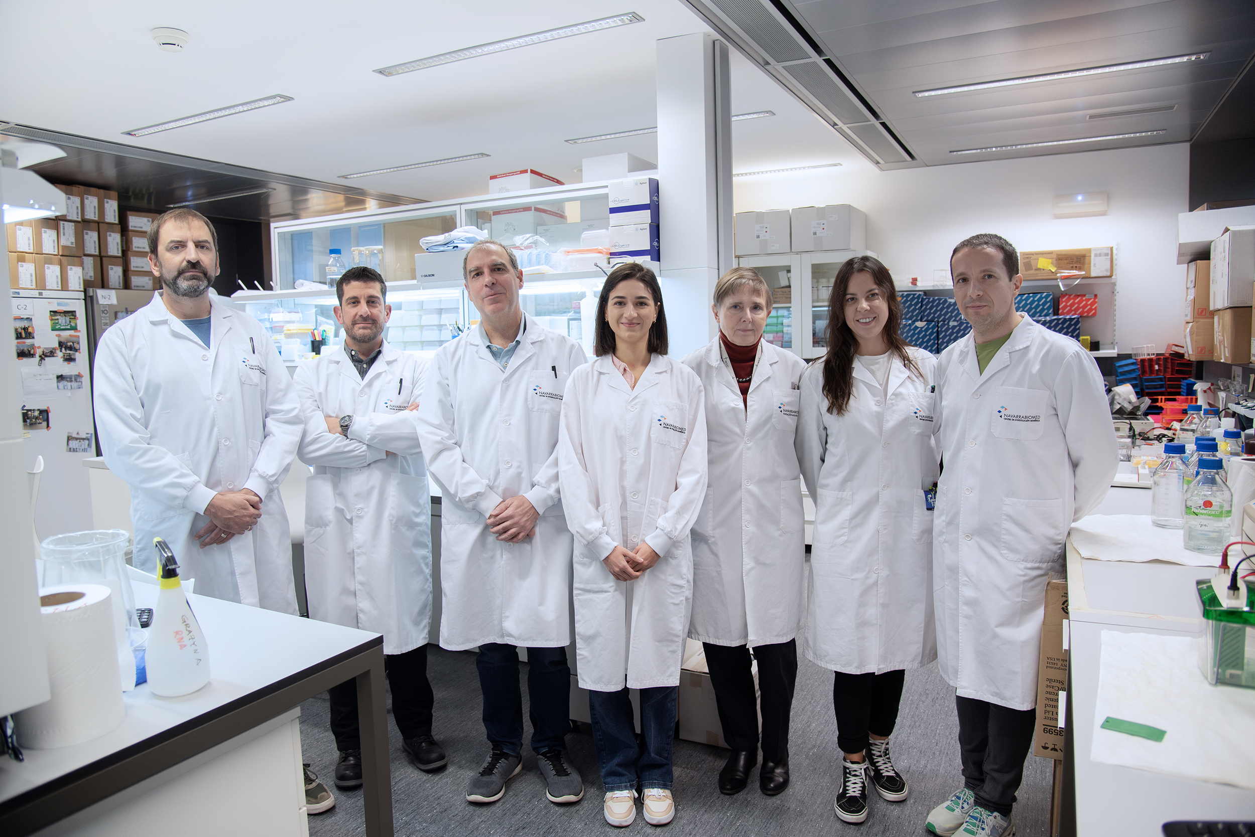 imagen Equipo investigador de la Unidad de Oncoinmunología y del Servicio científico-técnico de Proteómica de Navarrabiomed que ha desarrollado el estudio. De izda. a dcha.: Enrique Santamaría, Joaquín Fernández, David Escors, Luisa Chocarro, Grazyna Kochan, Karina Ausín y Borja Vilaplana