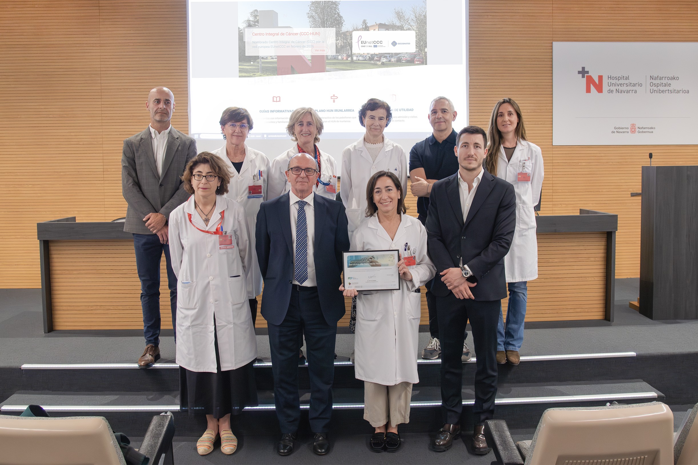 imagen En primera fila, de izqda.&nbsp;a dcha: Estrella Petrina, directora gerente del HUN; Jon Guajardo, gerente del SNS-O; Maite Sarobe, jefa del Servicio de Farmacia; Xavier Oleart, director de proyectos de Edryx Healthcare;&nbsp;En segunda fila, de izquierda a derecha: Ignacio Sanz, gerente regional de gestión sanitaria y RRII de Abbvie; Itziar Bueno Zamarbide, jefa de Área de Cuidados y Apoyo Terapéutico del HUN; Marta Ancín, Directora de Cuidados del HUN; Marta Martín, directora asistencial del HUN; Juan José Pérez, paciente del Servicio de Farmacia; María de Miguel, farmacéutica del Servicio de Farmacia del HUN; asistió online Julio Zarco, presidente de la Fundación Humans.