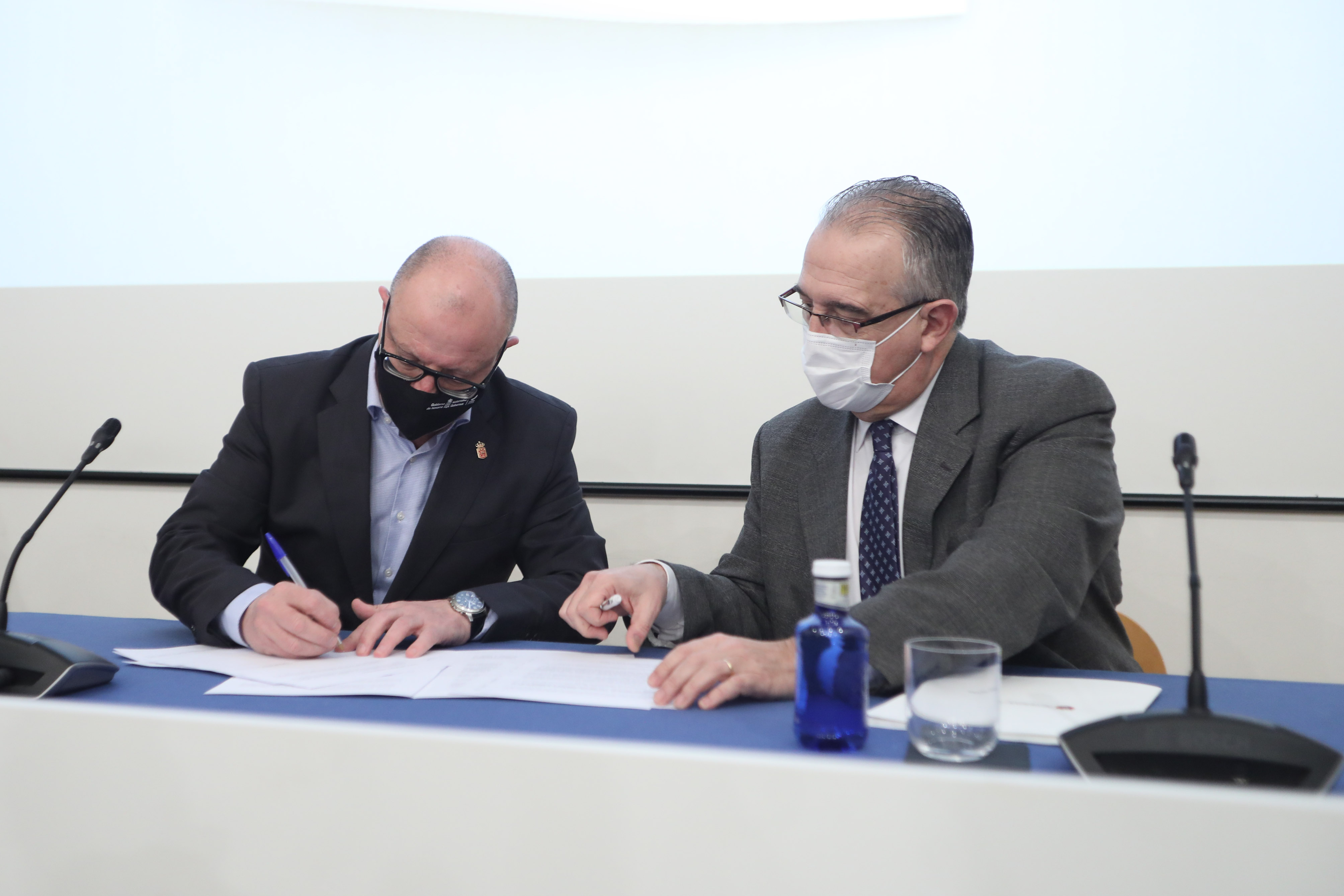 El consejero de Educación, Carlos Gimeno, y el alcalde de Pamplona, Enrique 
Maya, en el momento de la firma del convenio. 