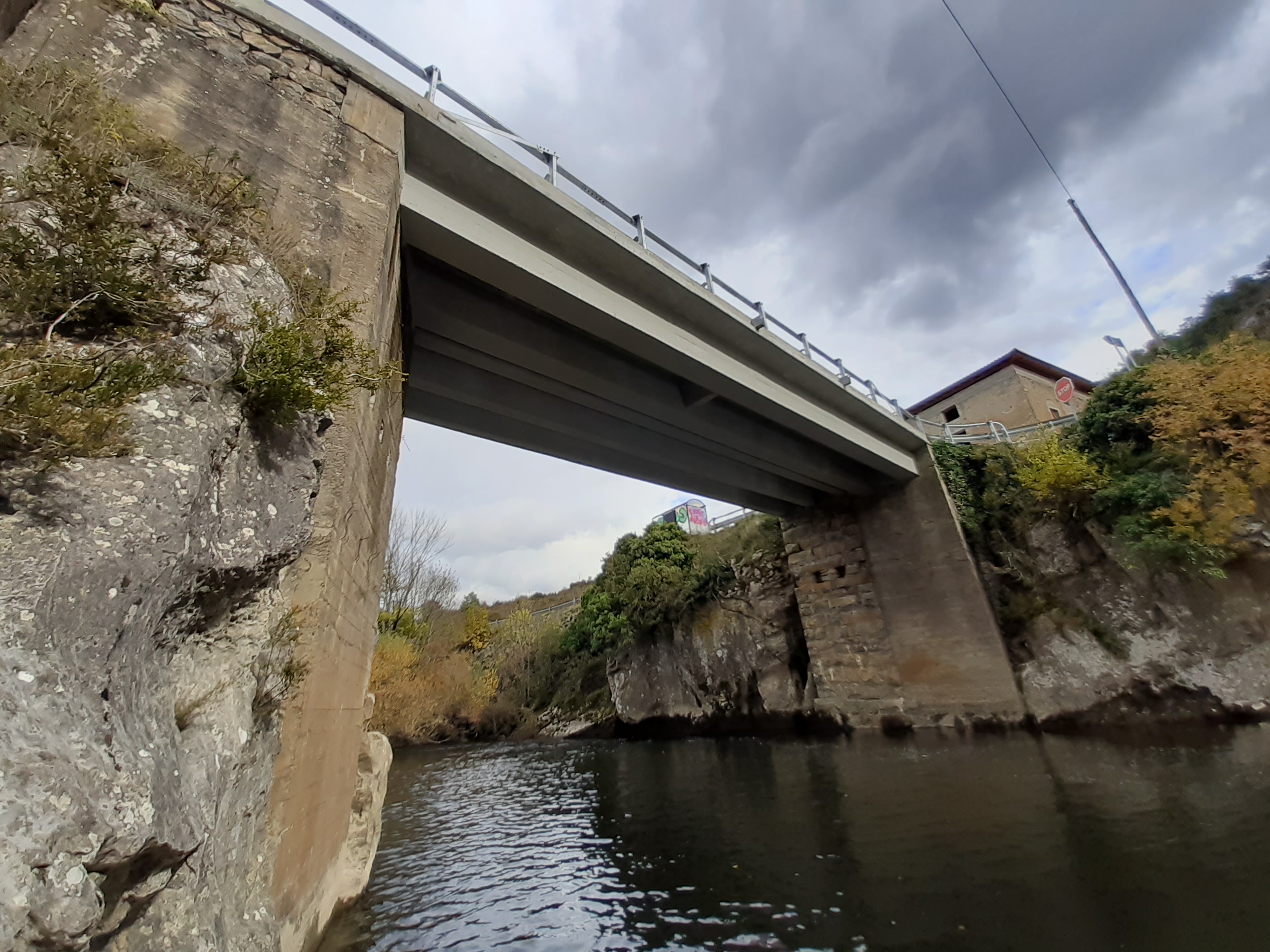 El puente de Aspurz, en la NA-2112 sobre el río Salazar y conociendo como 
“Puente del Diablo”, tras su reparación en 2019