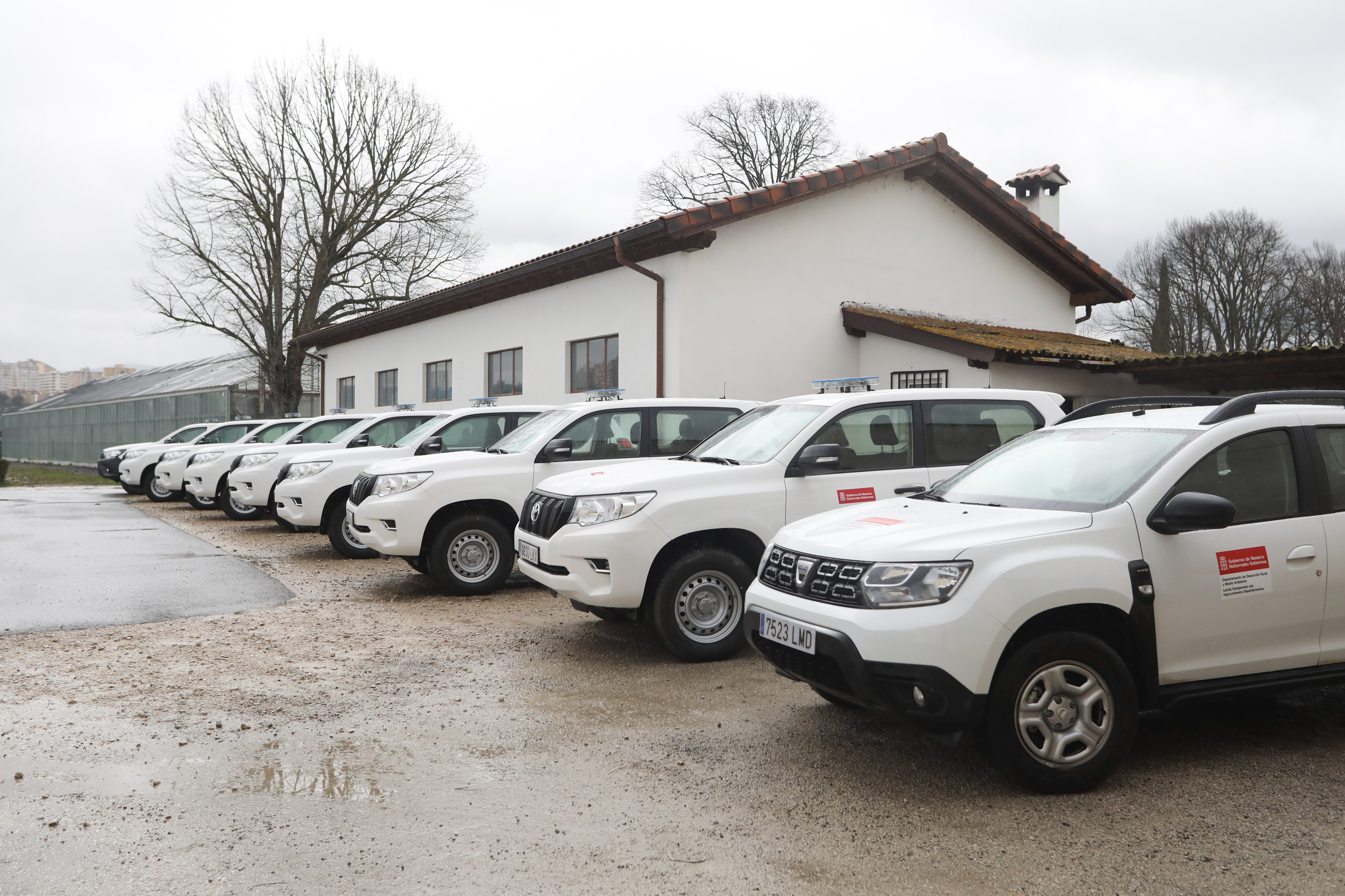 Los nuevos vehículos, en el parking en la finca de Miluze, en Pamplona / 
Iruña

 