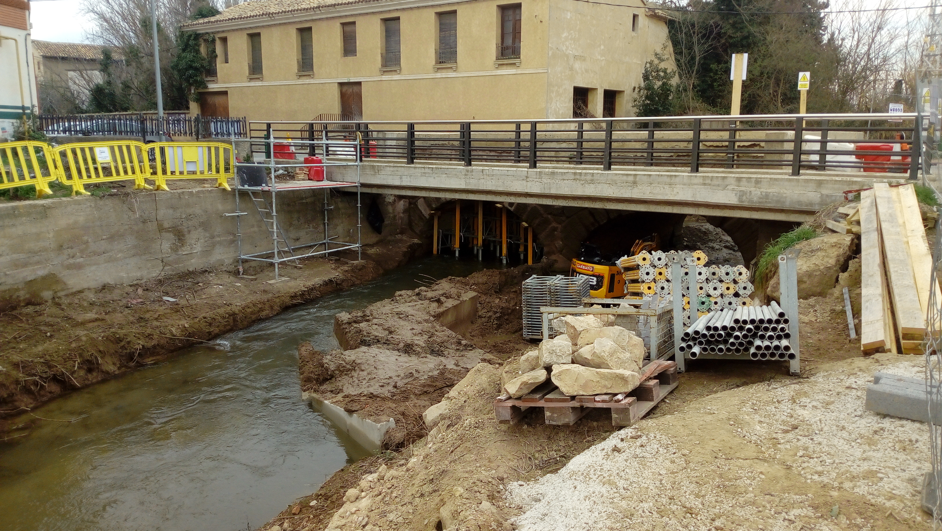Imagen de las obras de reparación del puente de Cascante sobre el río 
Queiles.
