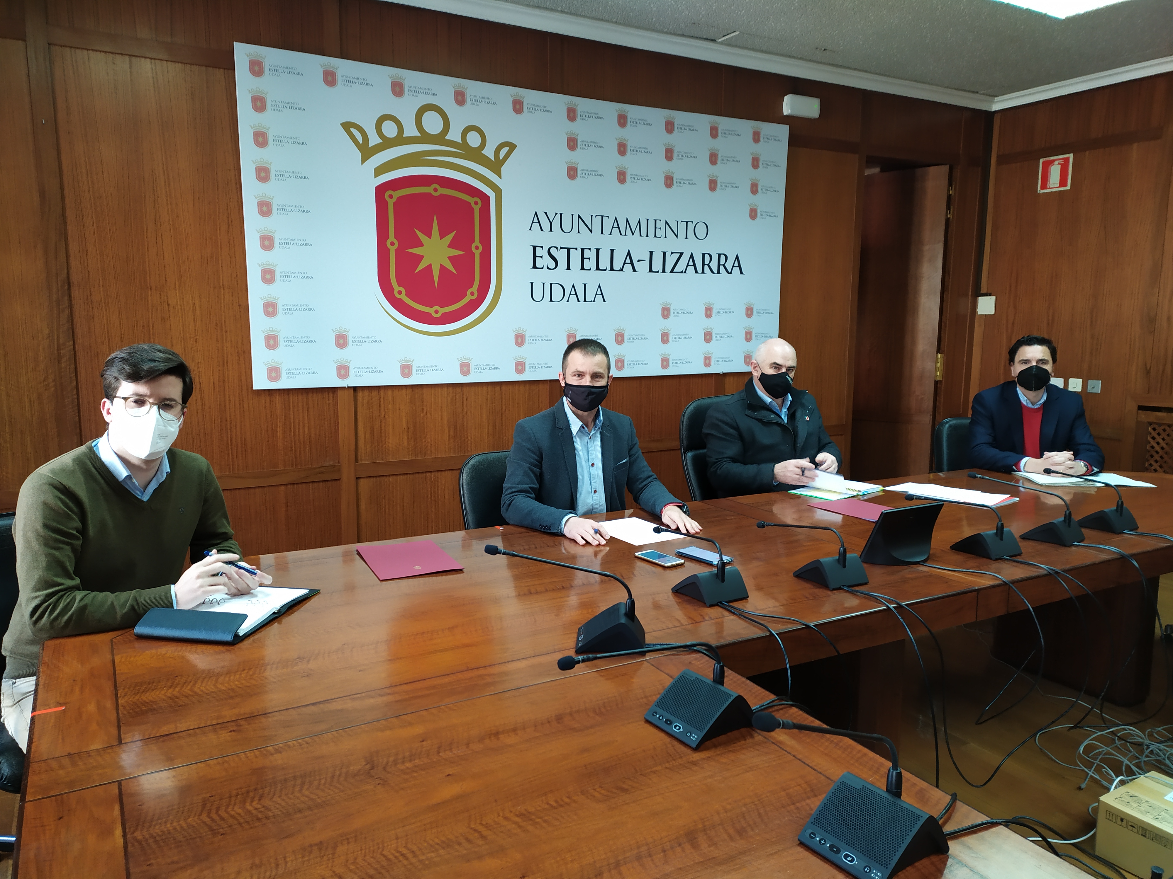 Acto de firma entre el Gobierno de Navarra y Ayuntamiento de 
Estella-Lizarra. De dcha. a izqda: Alberto Bayona, gerente de Nasuvinsa; 
José María Aierdi, vicepresidente segundo; Koldo Leoz, alcalde de 
Estella-Lizarra; y Pablo Ezcurra, concejal de Desarrollo Económico y 
Empresarial. 