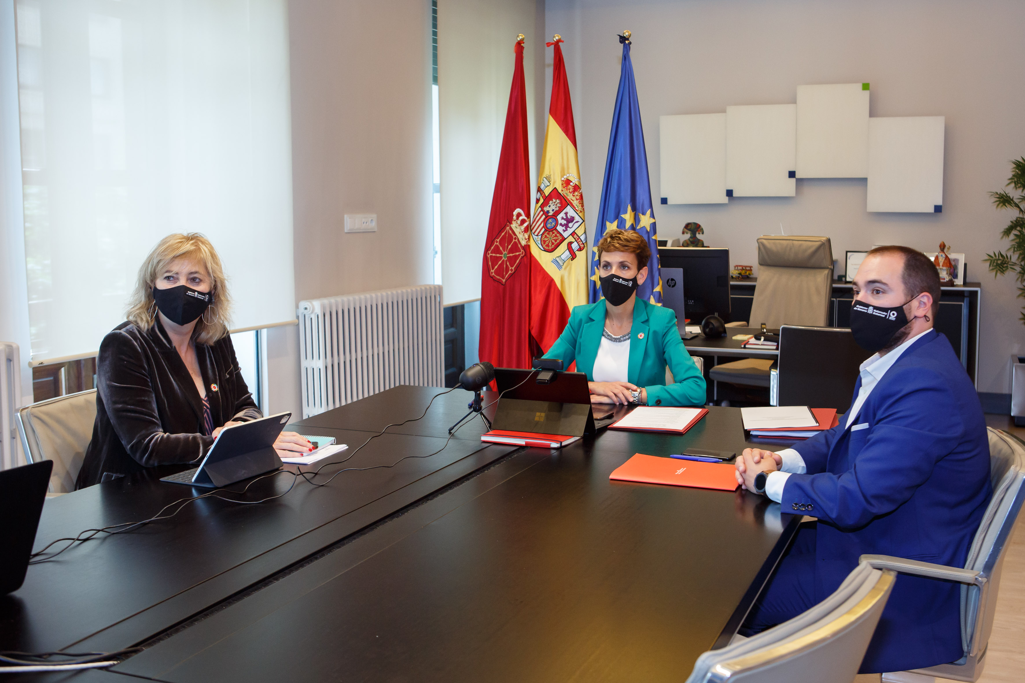 La Presidenta Chivite, junto con la consejera Ollo y el director general de 
Acción Exterior, Sergio Pérez, en la conferencia telemática del CORAI 
celebrada hoy.