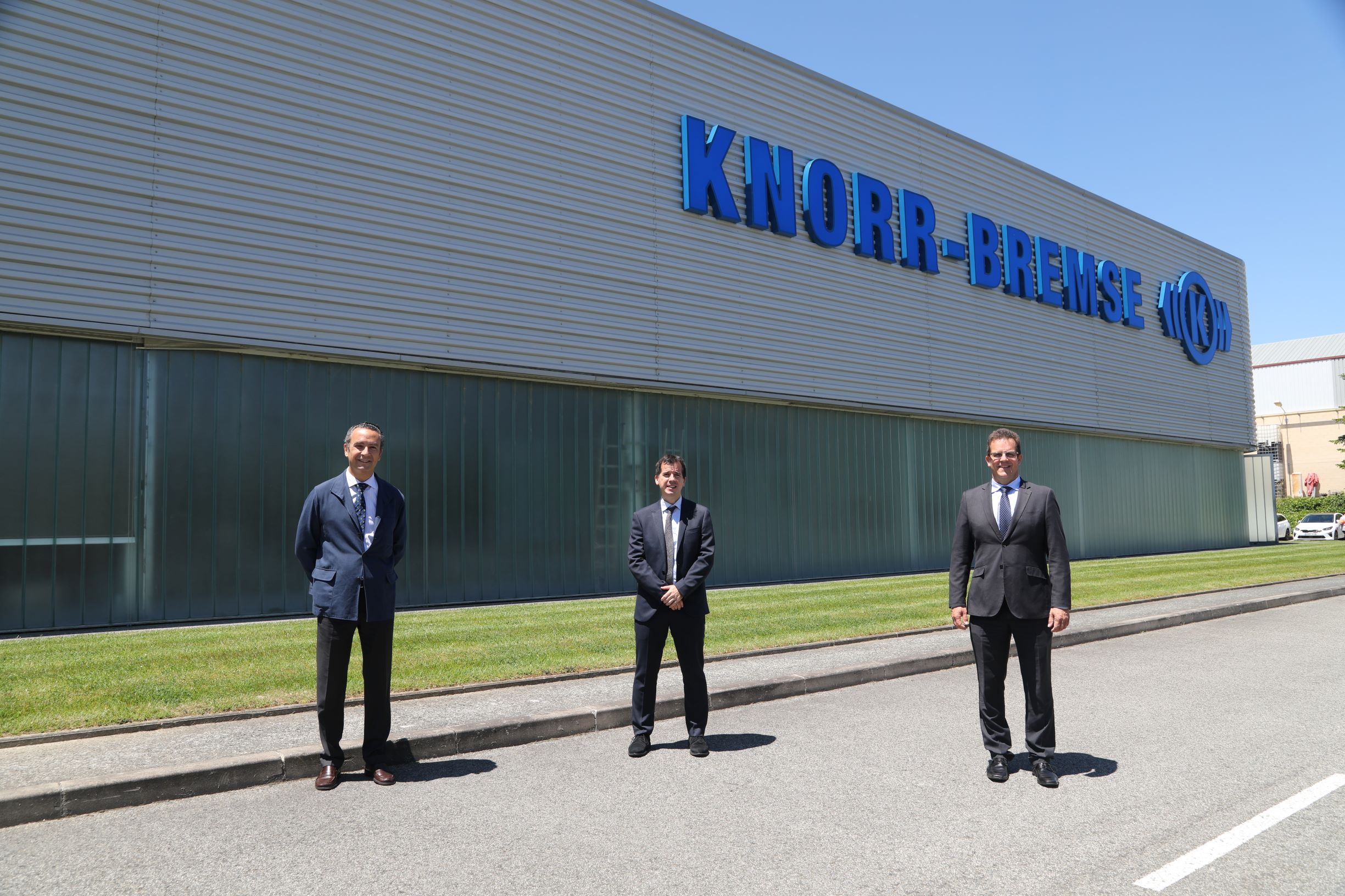 De izquierda a derecha: Gustavo González, consejero Delegado en España de 
Knorr-Bremse; en el centro Mikel Irujo, consejero de Desarrollo Económico y 
Empresarial del Gobierno de Navarra, y Andreas Weidenschlager, director 
general de factoría de Knorr-Bremse de Navarra
