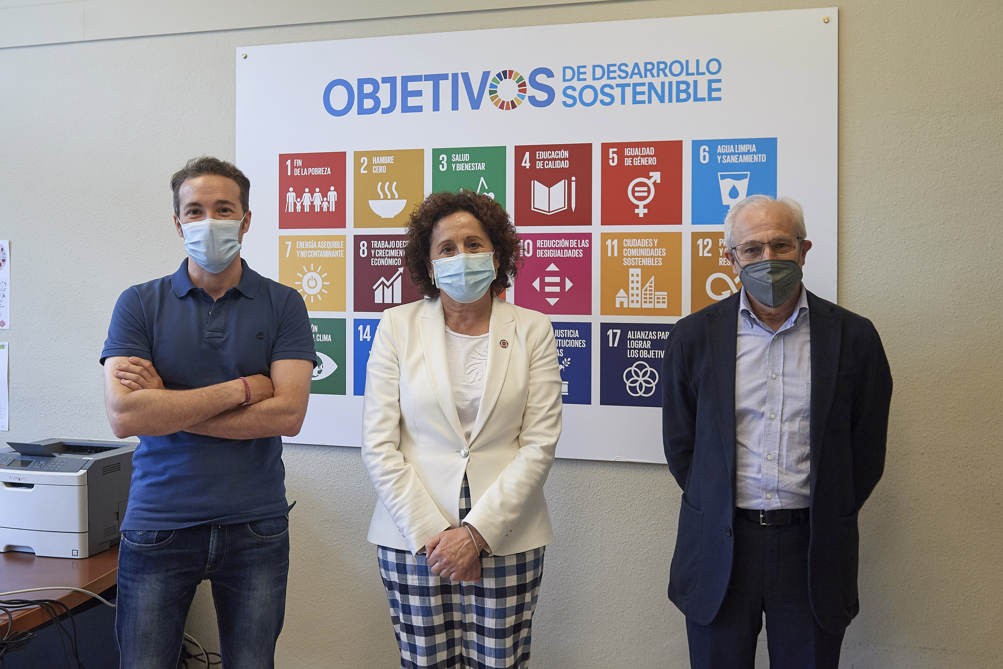 De izquierda a derecha: el director general del Observatorio de la realidad 
social, Luis Campos; la consejera Carmen Maeztu; y el vicepresidente de la 
Fundación Tomás y Lydia Recari, Miguel Echarri.