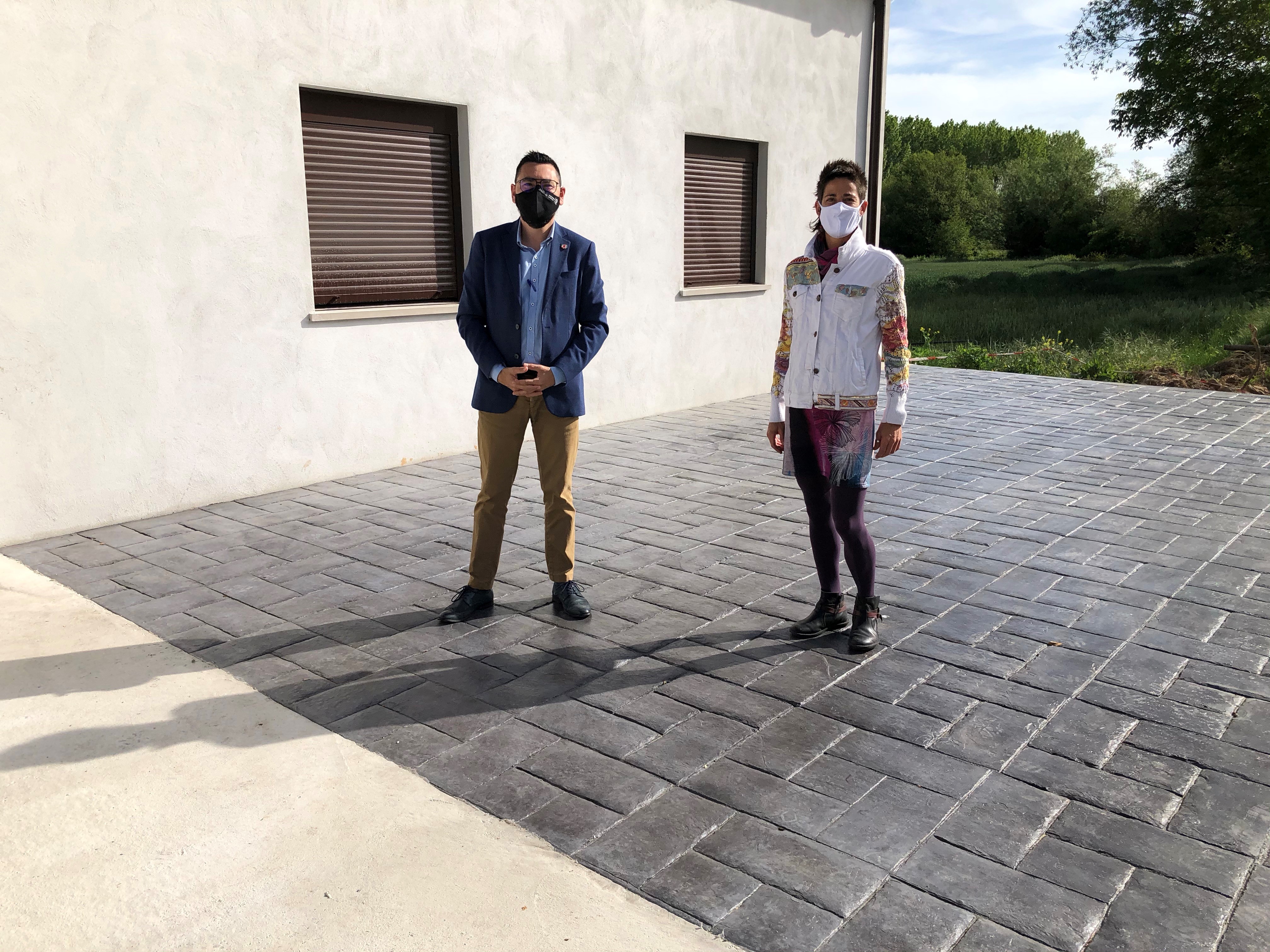 El director general de Administración Local y Despoblación, Jesús Mari 
Rodríguez, y la alcaldesa de Marañón, Laura Corres.