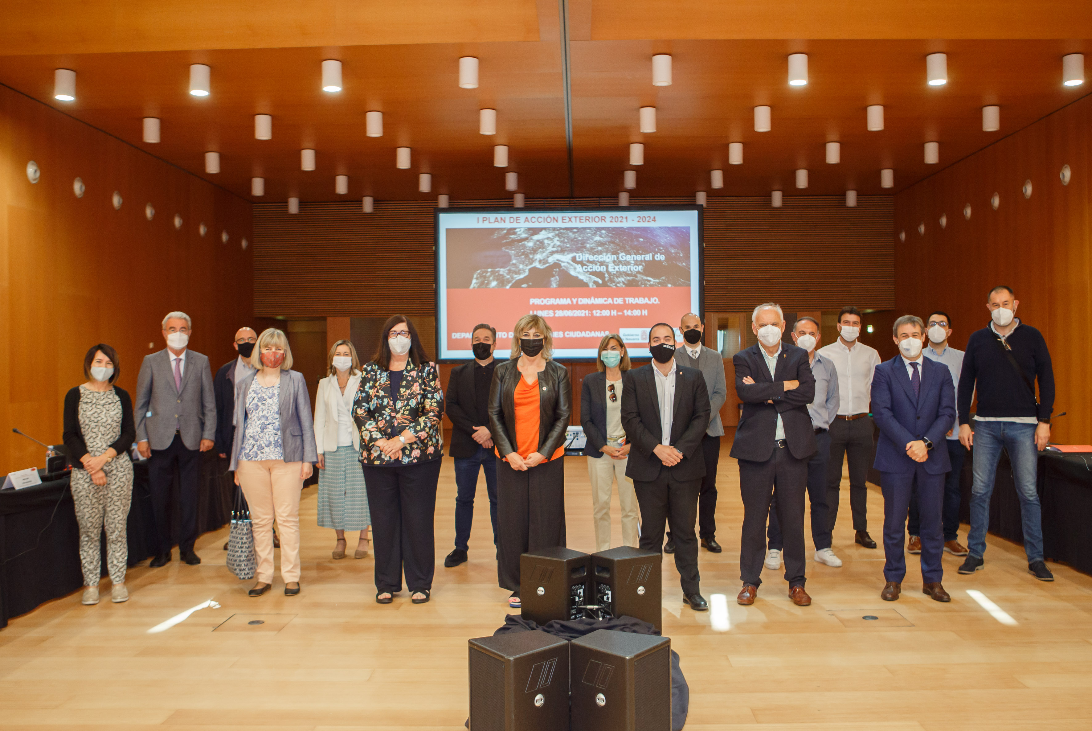 La consejera de Relaciones Ciudadanas, Ana Ollo, y el director general de 
Acción Exterior, Sergio Pérez, en el centro, acompañados por los 
participantes en la sesión de trabajo