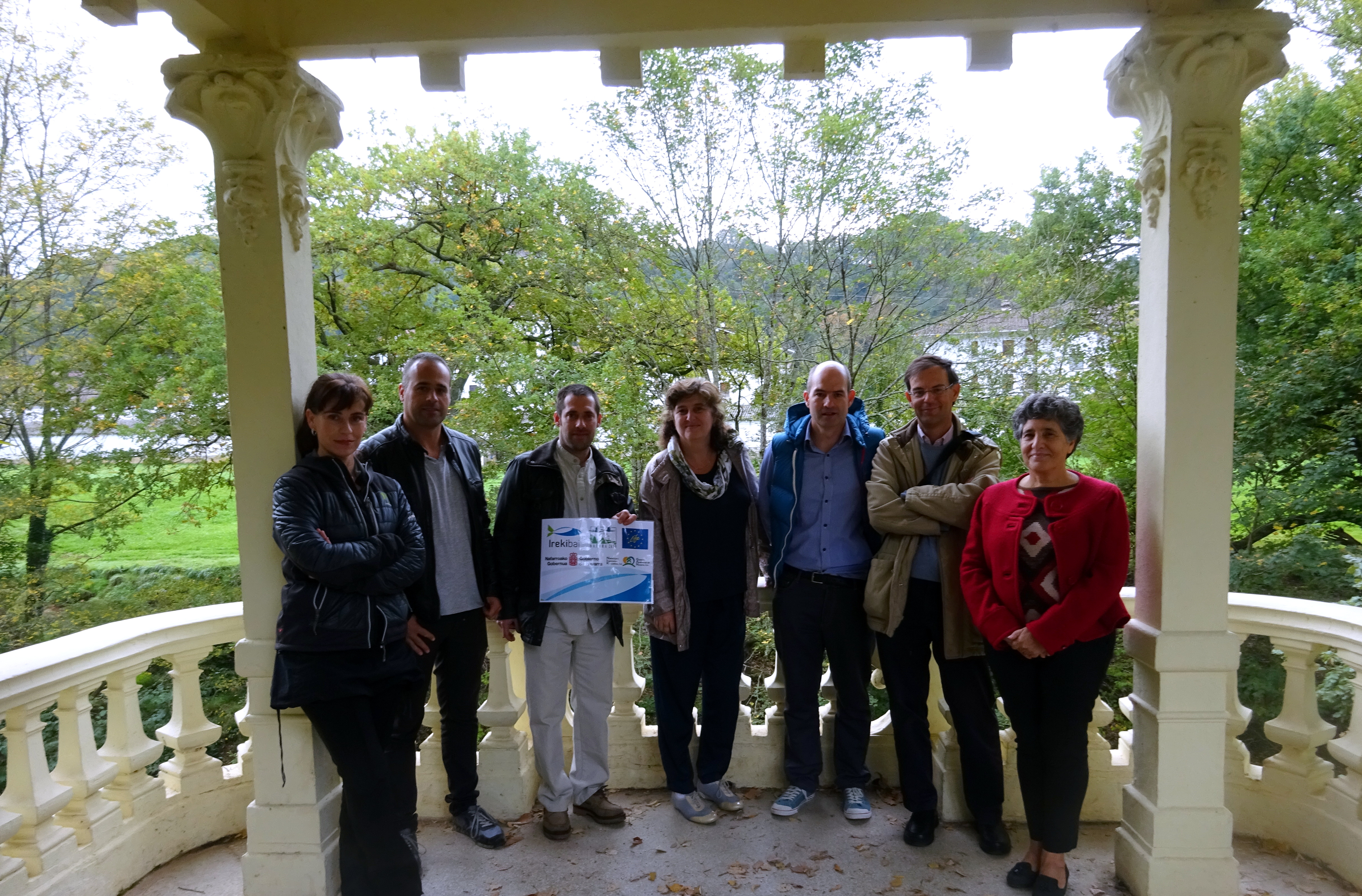 Eva García y Martín Urdánoz, con otros miembros de la Comisión de 
Segumiento del Life Irekibai.