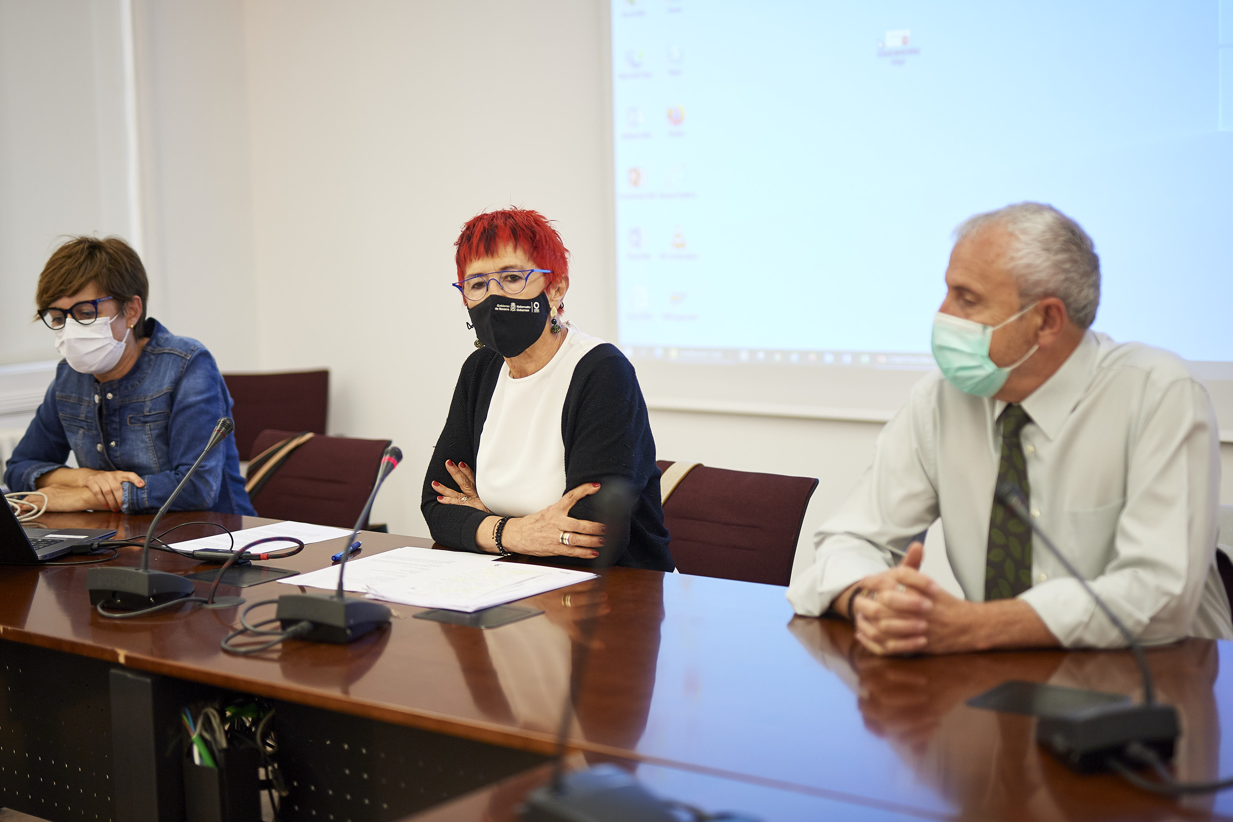 De izquierda a derecha: la directora del Servicio de Ciudadanía, 
Aseguramiento y Garantías, Geno Ochando; la consejera del Departamento de 
Salud, Santos Induráin, y el director general de Salud, Carlos Artundo.