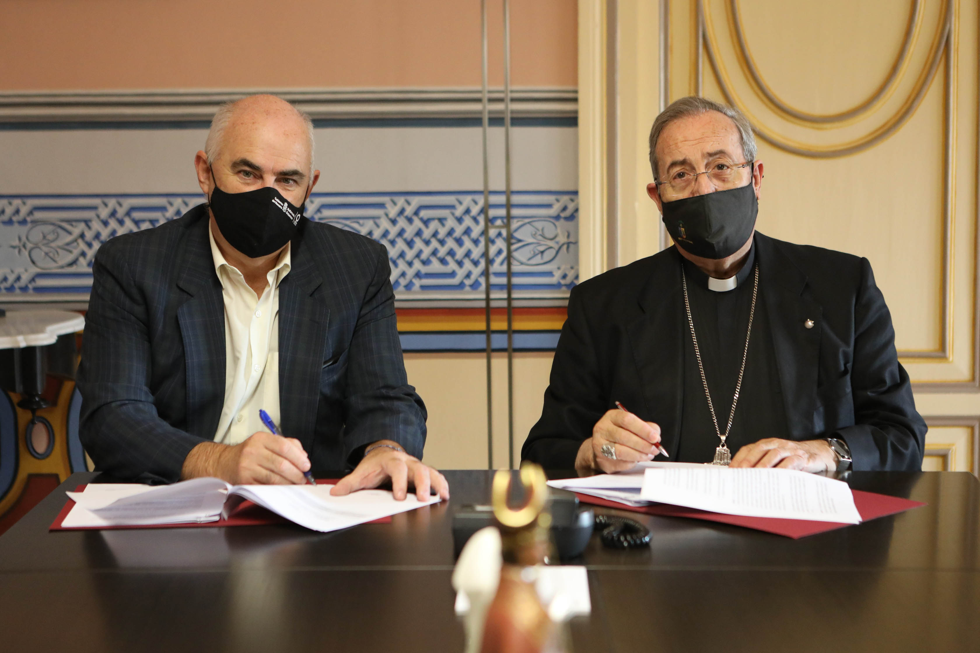 El vicepresidente José María Aierdi y el arzobispo de Pamplona y Tudela, 
Francisco Pérez en la firma del convenio. 