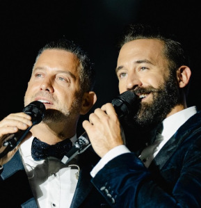 Il Divo taldeko bi abeslari, emanaldi batean.