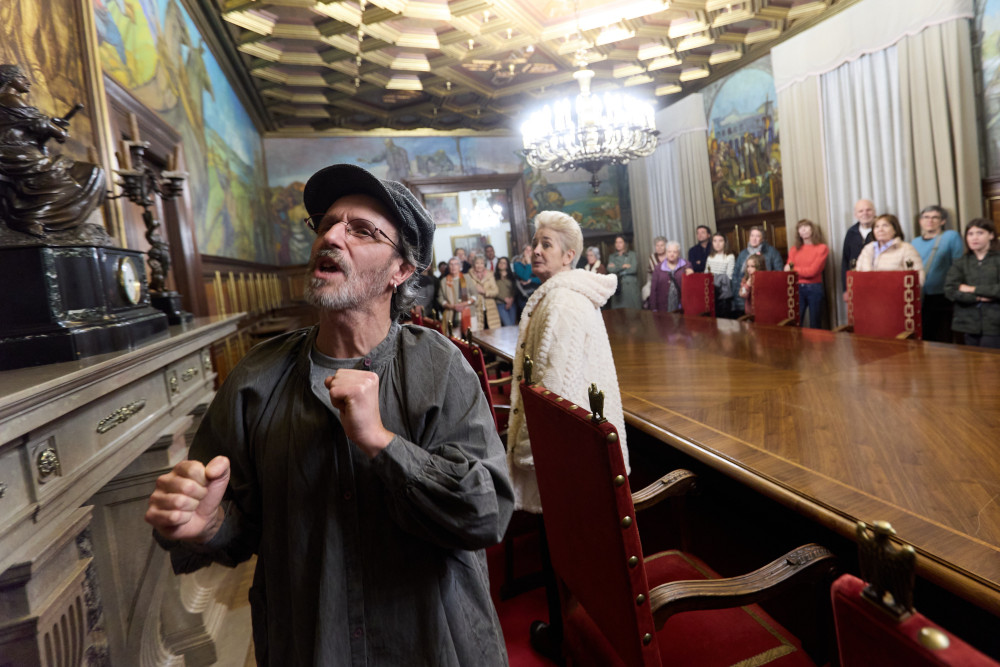 Nafarroako Jauregian egindako lehen bisitaldi antzeztuaren uneetako bat, 2025ean, Nafarroako Egunaren karietara.