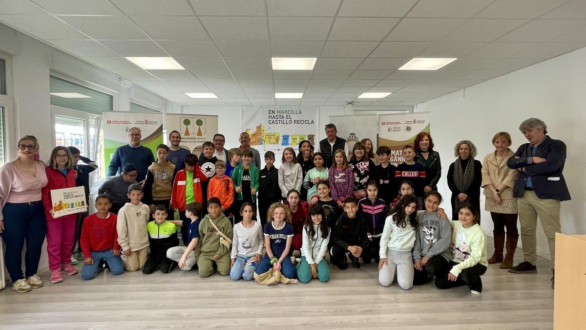 Alumnado de 5º junto a los representantes de las entidades implicadas en el proyecto.
