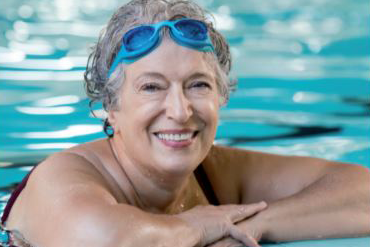 Mujer mayor en la piscina